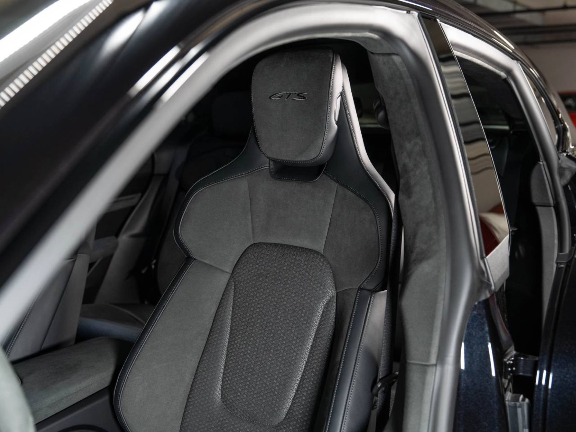 PORSCHE Taycan GTS Sport Turismo-image-16