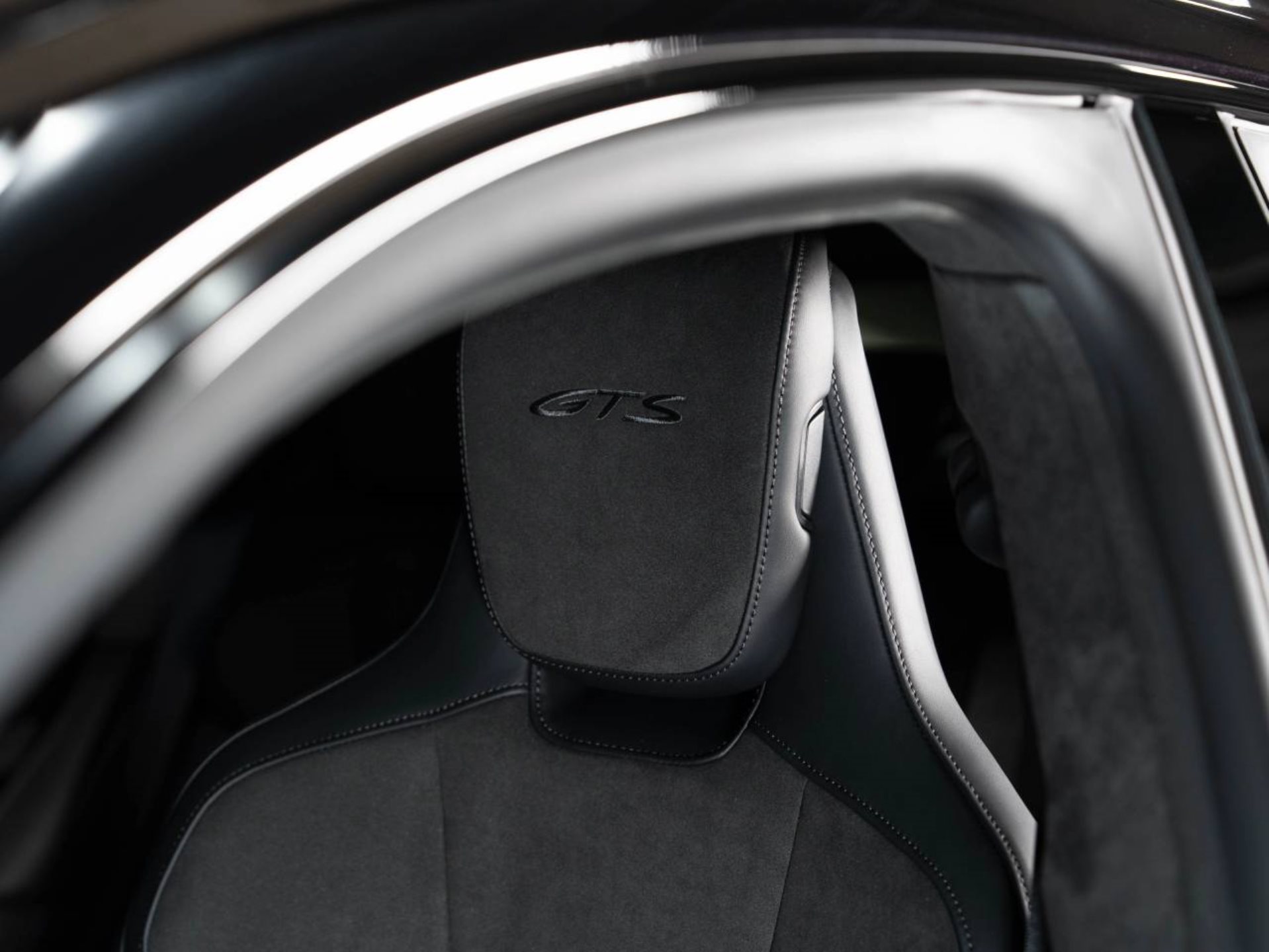 PORSCHE Taycan GTS Sport Turismo-image-15
