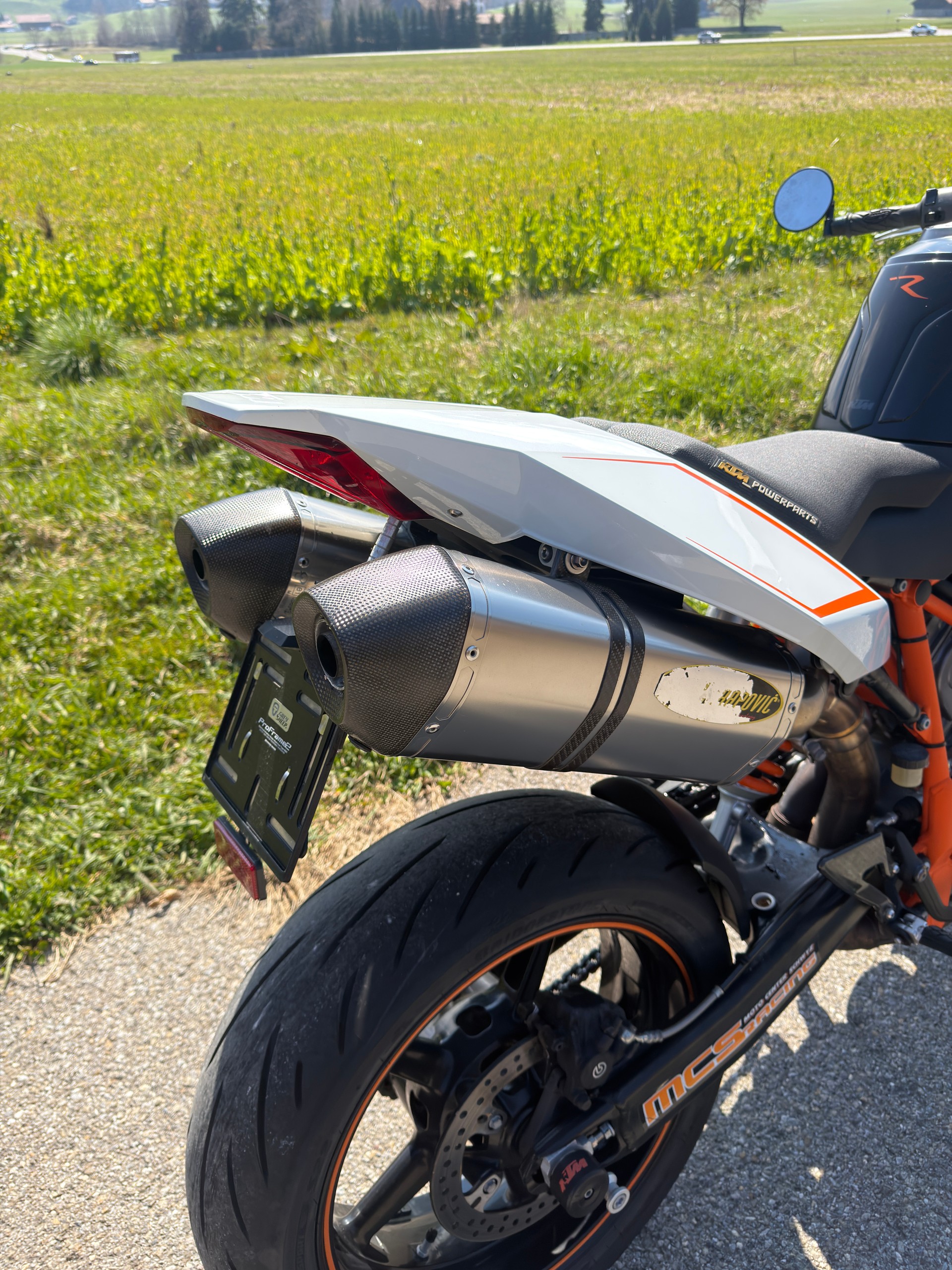 KTM 990 Super Duke R-showroom-element-3