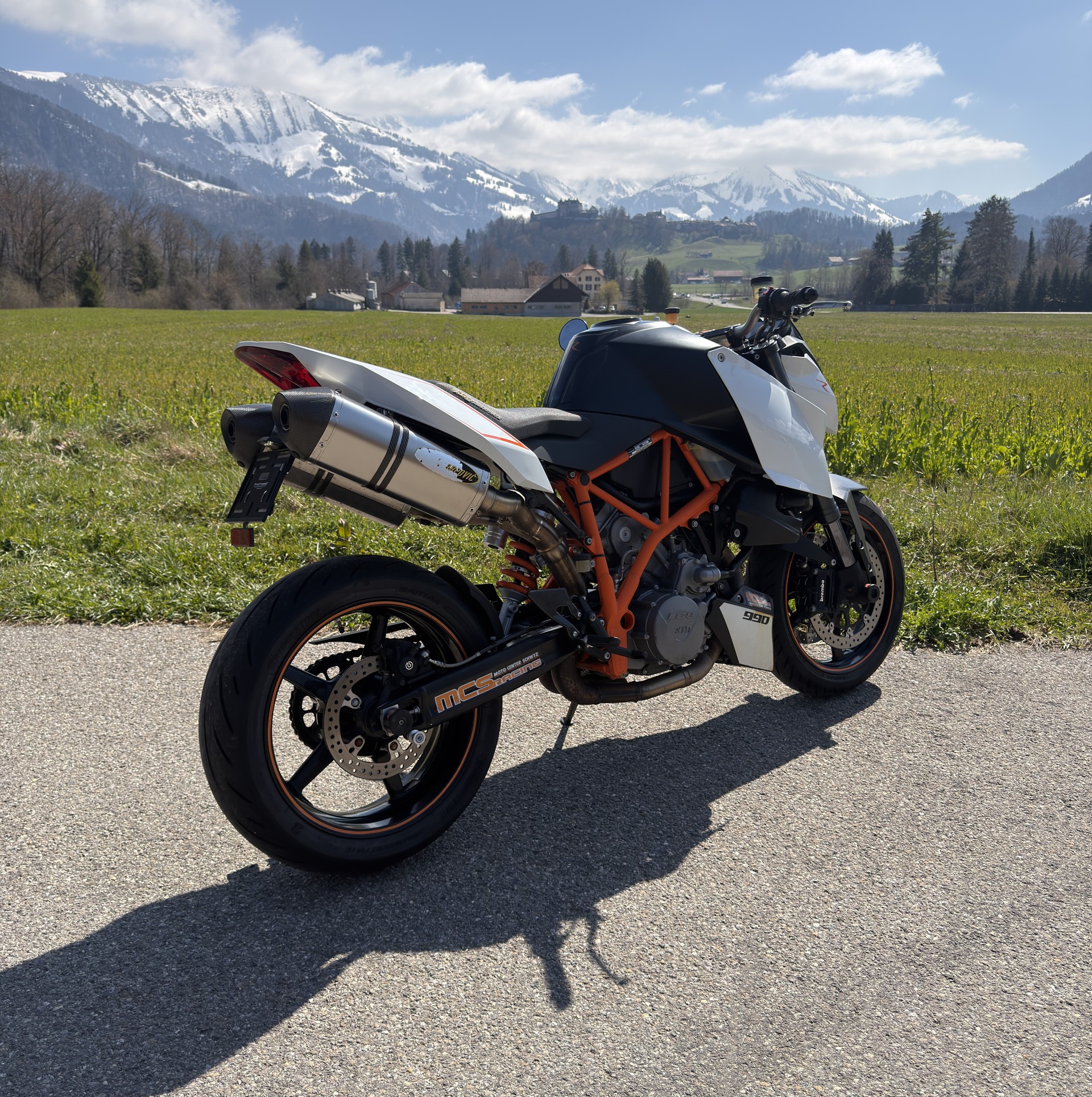 KTM 990 Super Duke R-showroom-element-2