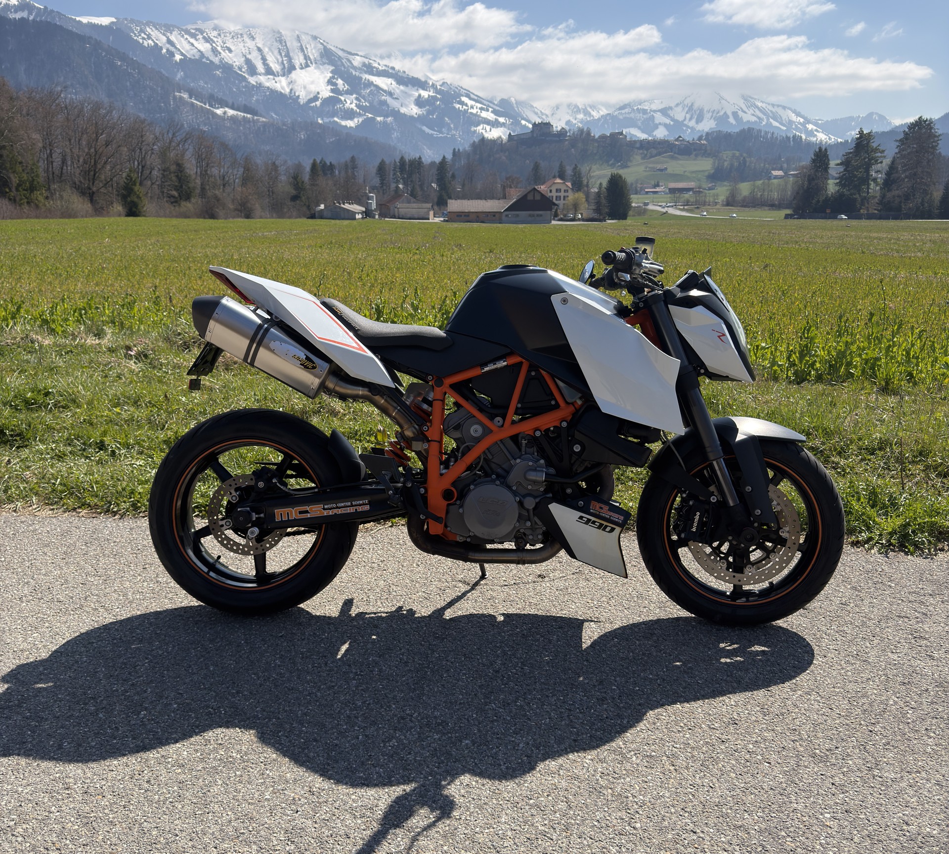 KTM 990 Super Duke R-showroom-element-1