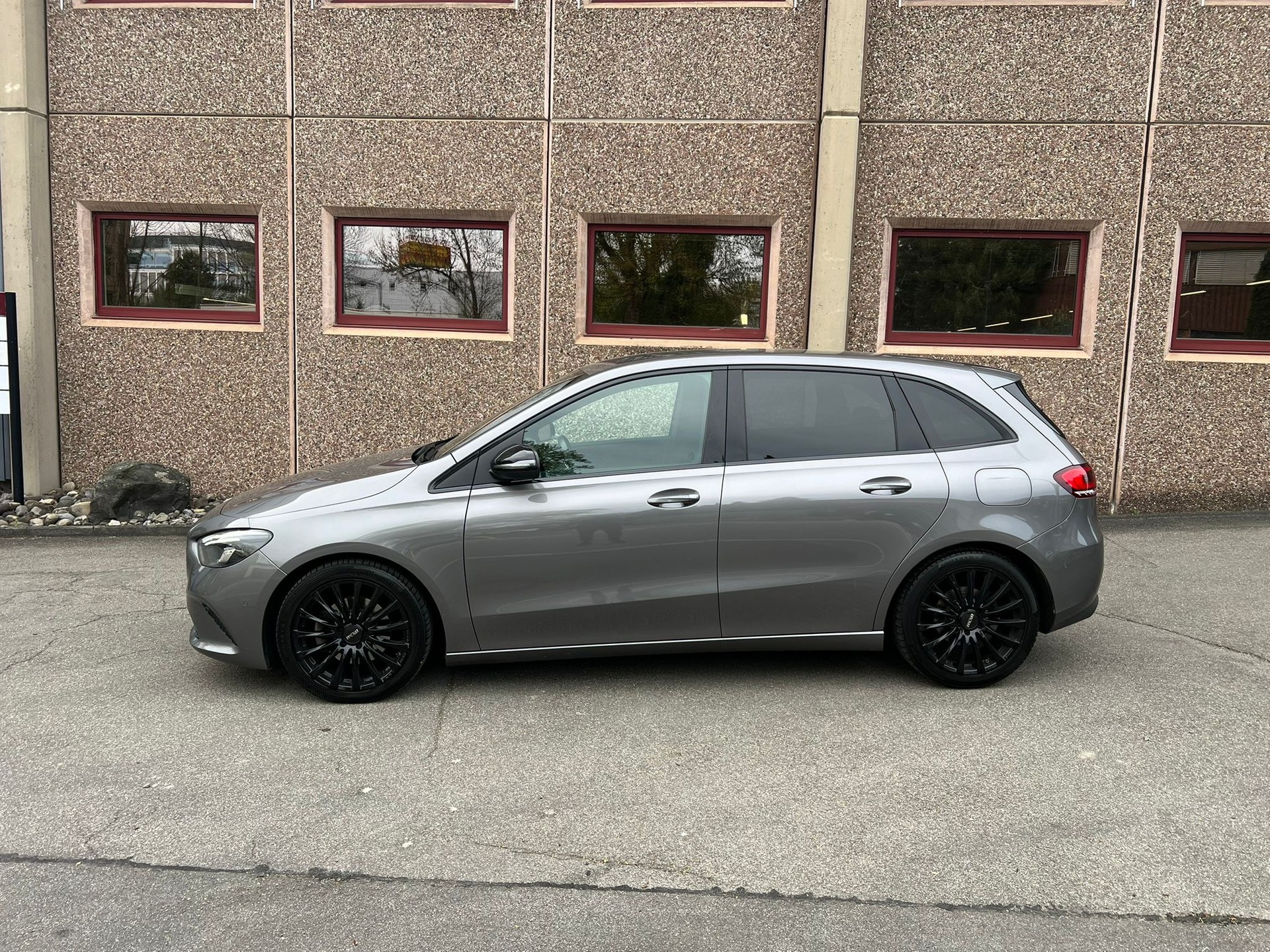 MERCEDES-BENZ B 200 d Night Star 8G-DCT-showroom-element-3