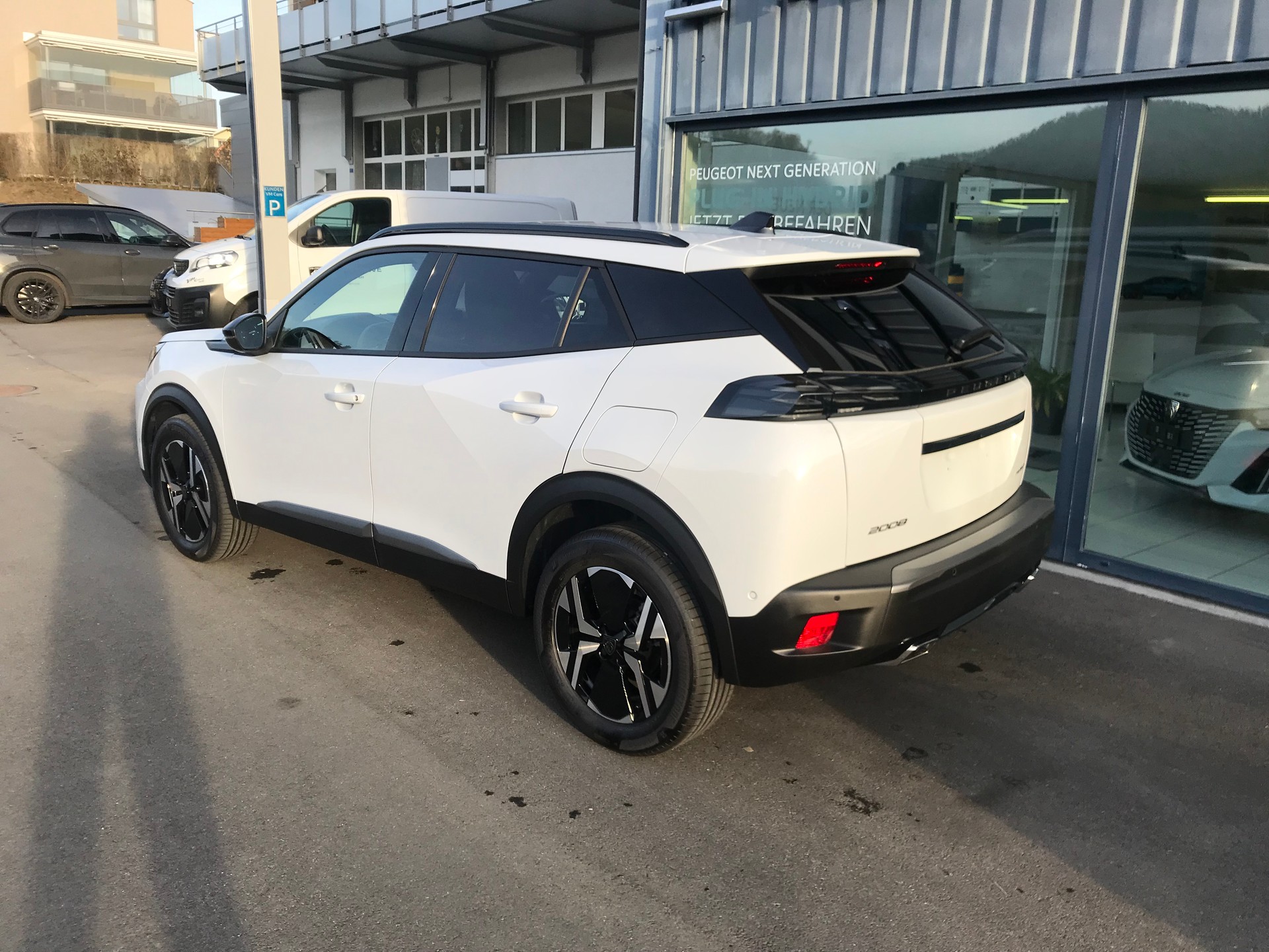 PEUGEOT 2008 1.2 145 MHEV Allure Premium-image-5
