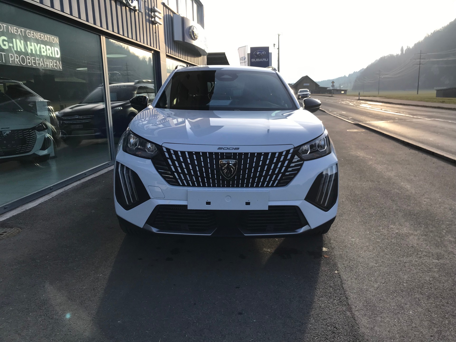 PEUGEOT 2008 1.2 145 MHEV Allure Premium-showroom-element-1