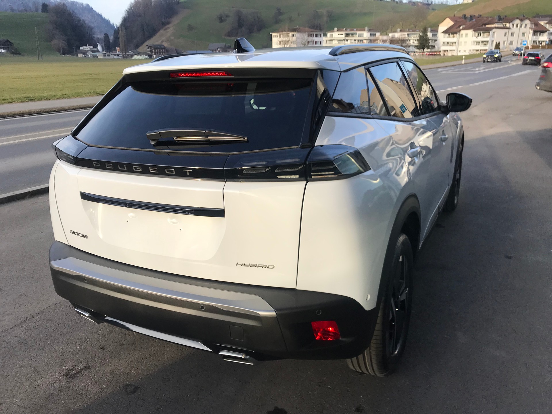 PEUGEOT 2008 1.2 145 MHEV Allure Premium-image-4
