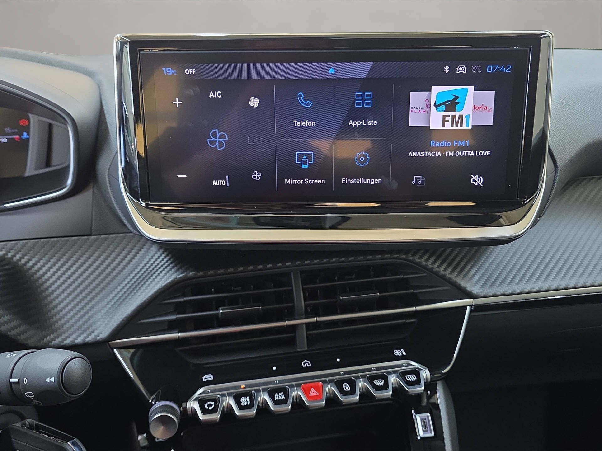PEUGEOT 208 1.2 Hybrid Allure-image-12