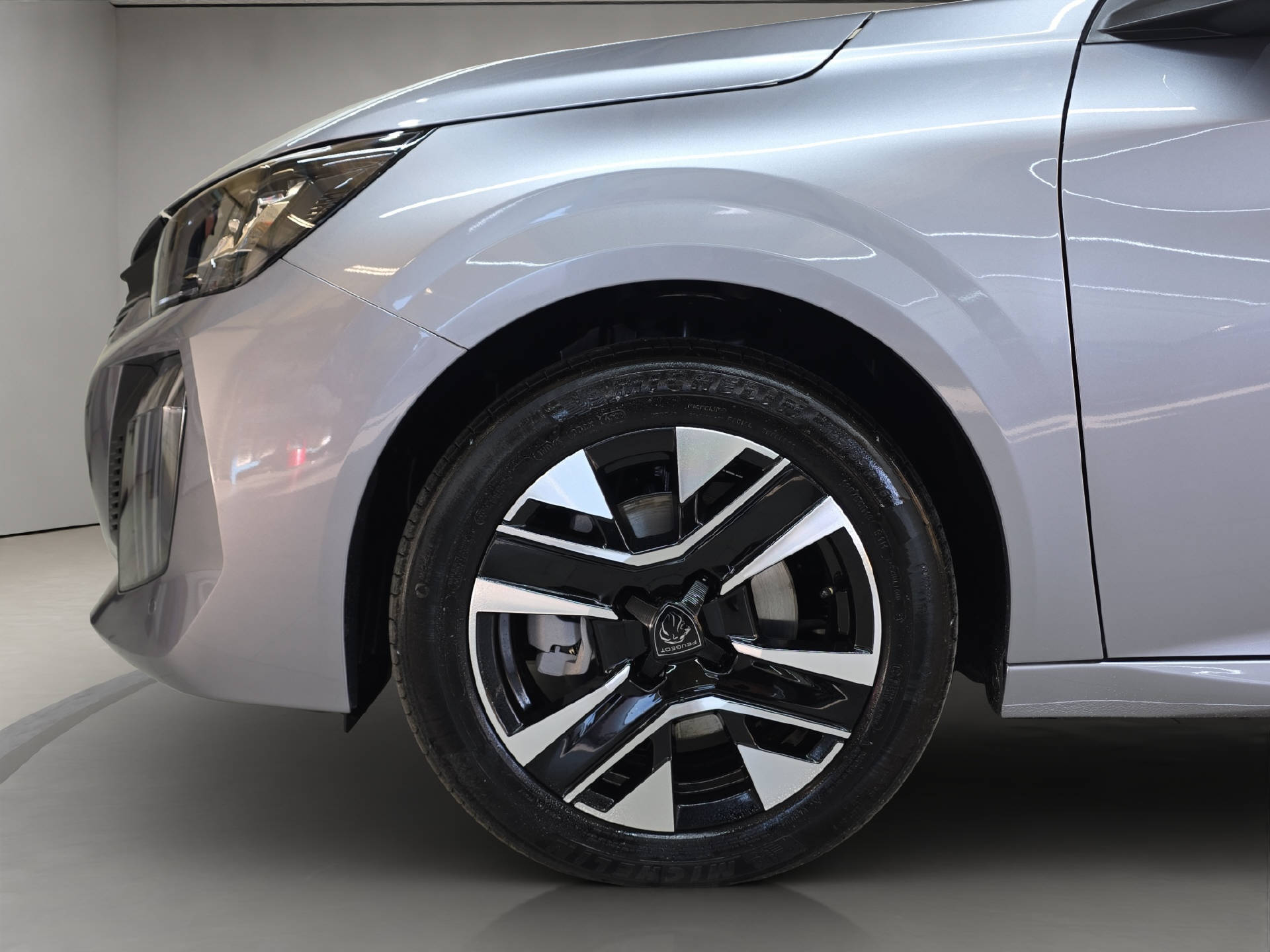 PEUGEOT 208 1.2 Hybrid Allure-image-11