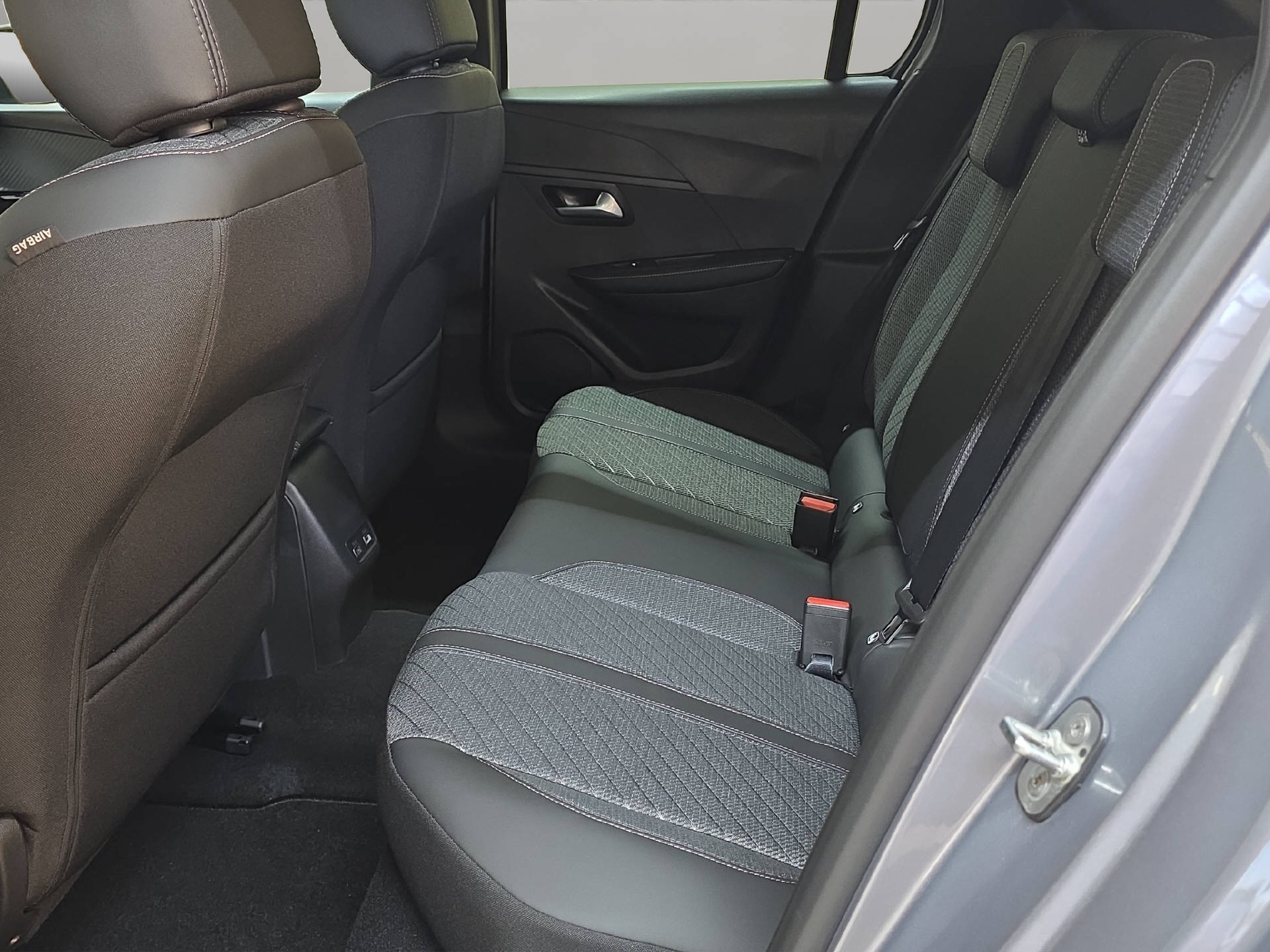 PEUGEOT 208 1.2 Hybrid Allure-image-8
