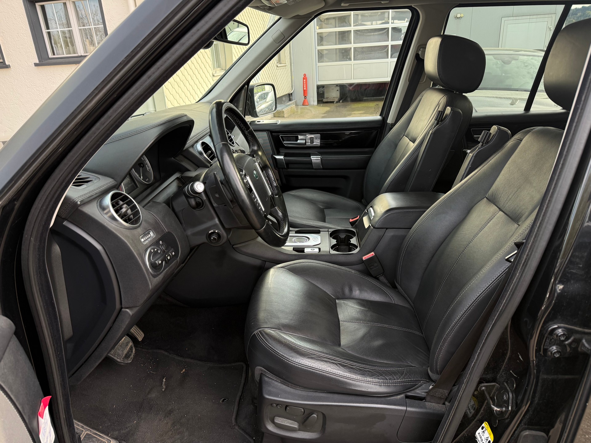 LAND ROVER Discovery 3.0 SDV6 HSE Automatic-image-4