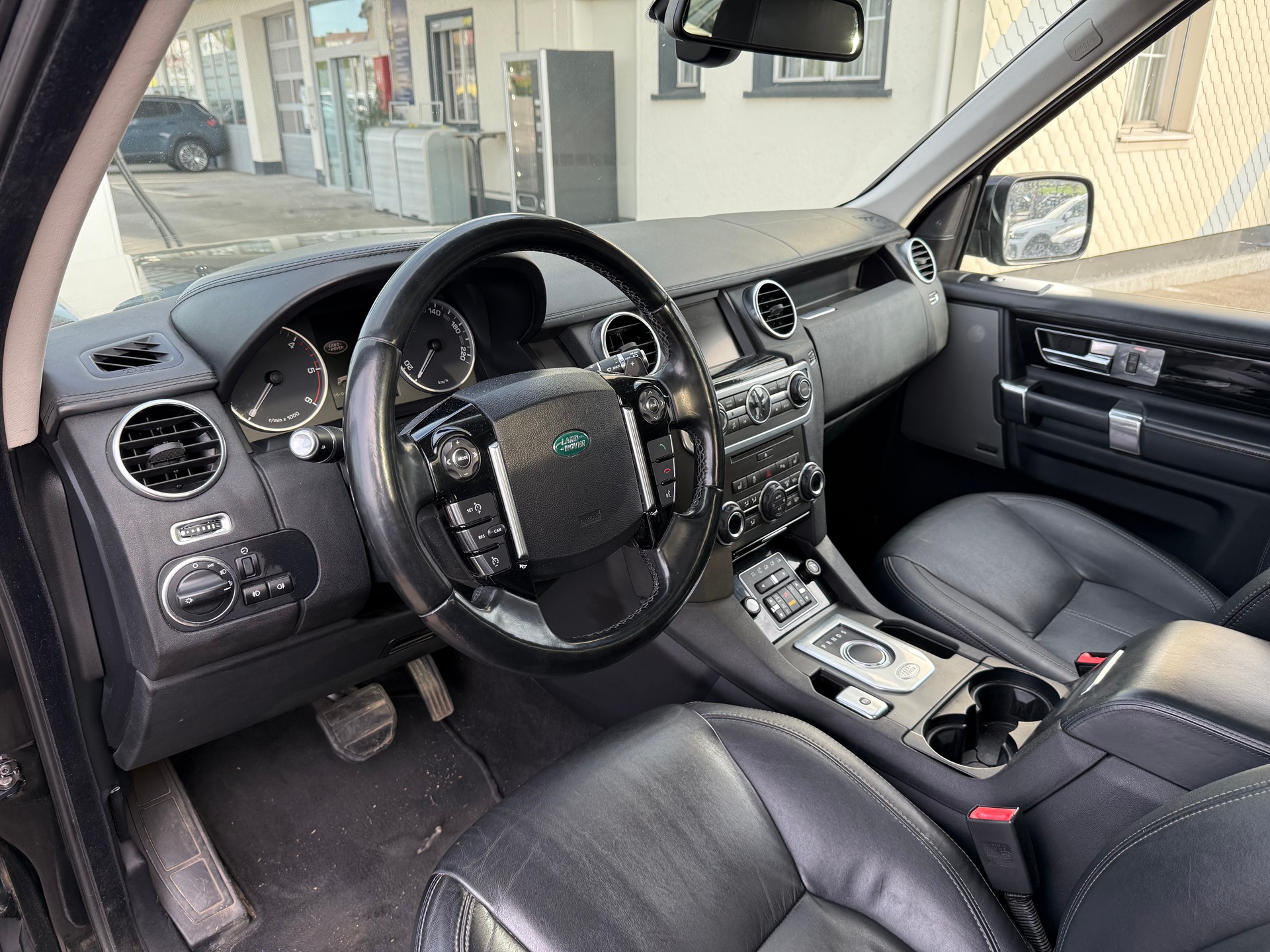 LAND ROVER Discovery 3.0 SDV6 HSE Automatic-image-5