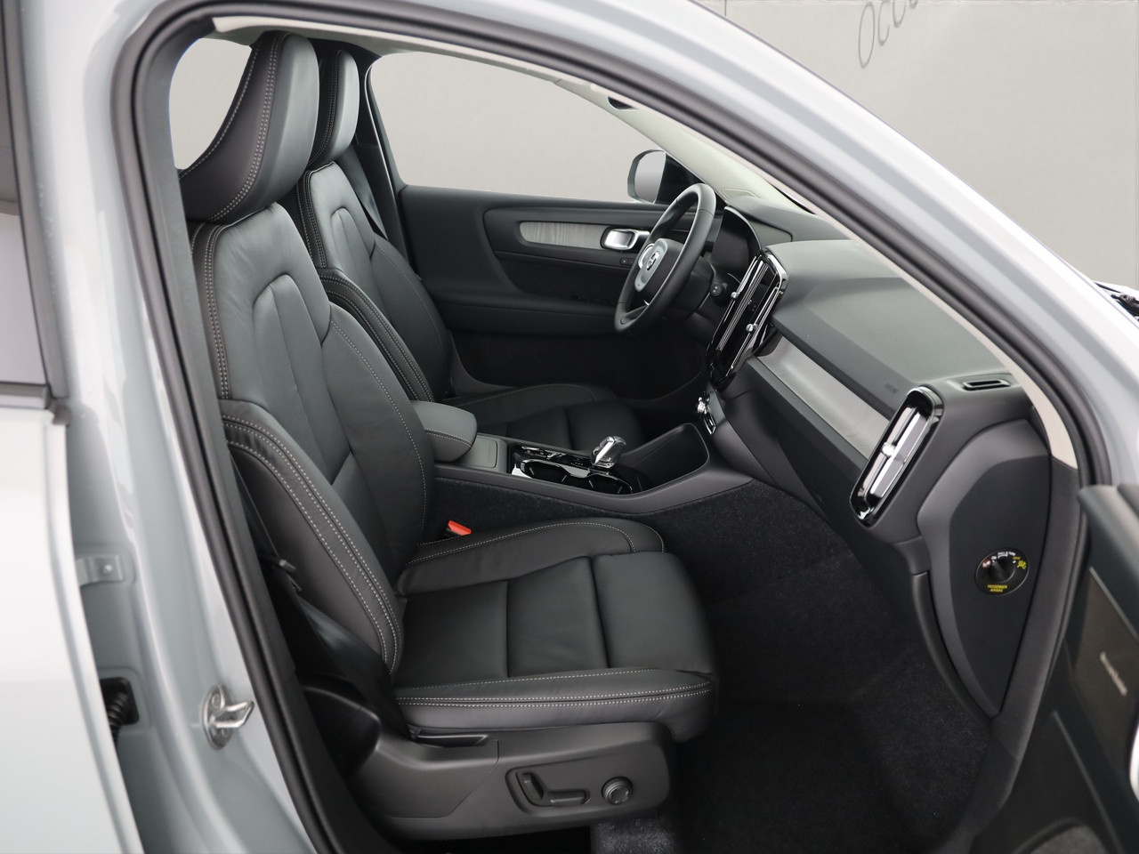 VOLVO XC40 2.0 B3 MH Plus Dark-image-5