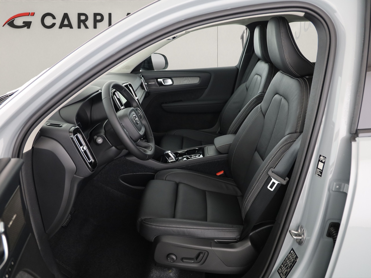 VOLVO XC40 2.0 B3 MH Plus Dark-image-6