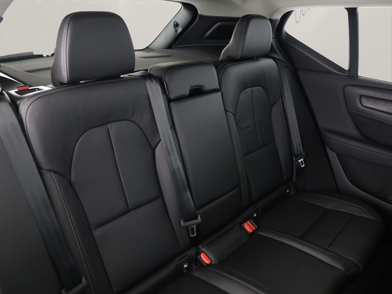 VOLVO XC40 2.0 B3 MH Plus Dark-image-7
