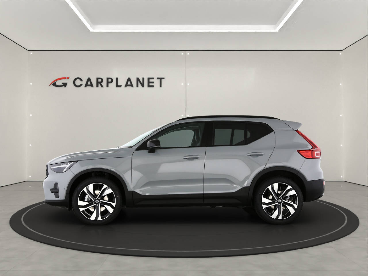 VOLVO XC40 2.0 B3 MH Plus Dark-image-1
