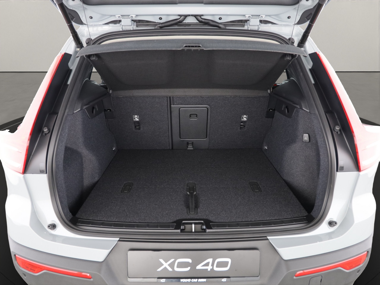 VOLVO XC40 2.0 B3 MH Plus Dark-image-4