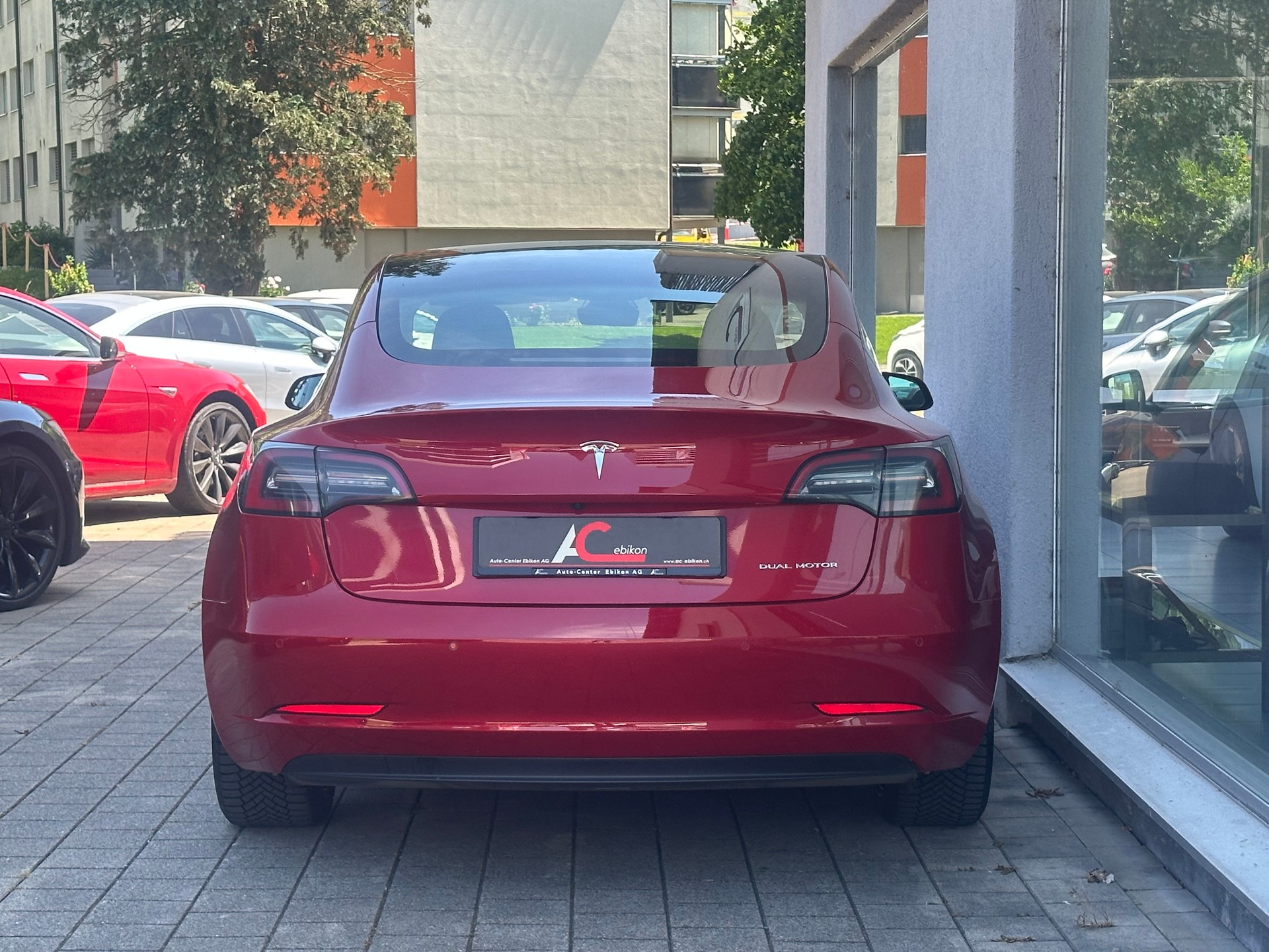 TESLA Model 3 Long Range Dual Motor AWD-showroom-element-2
