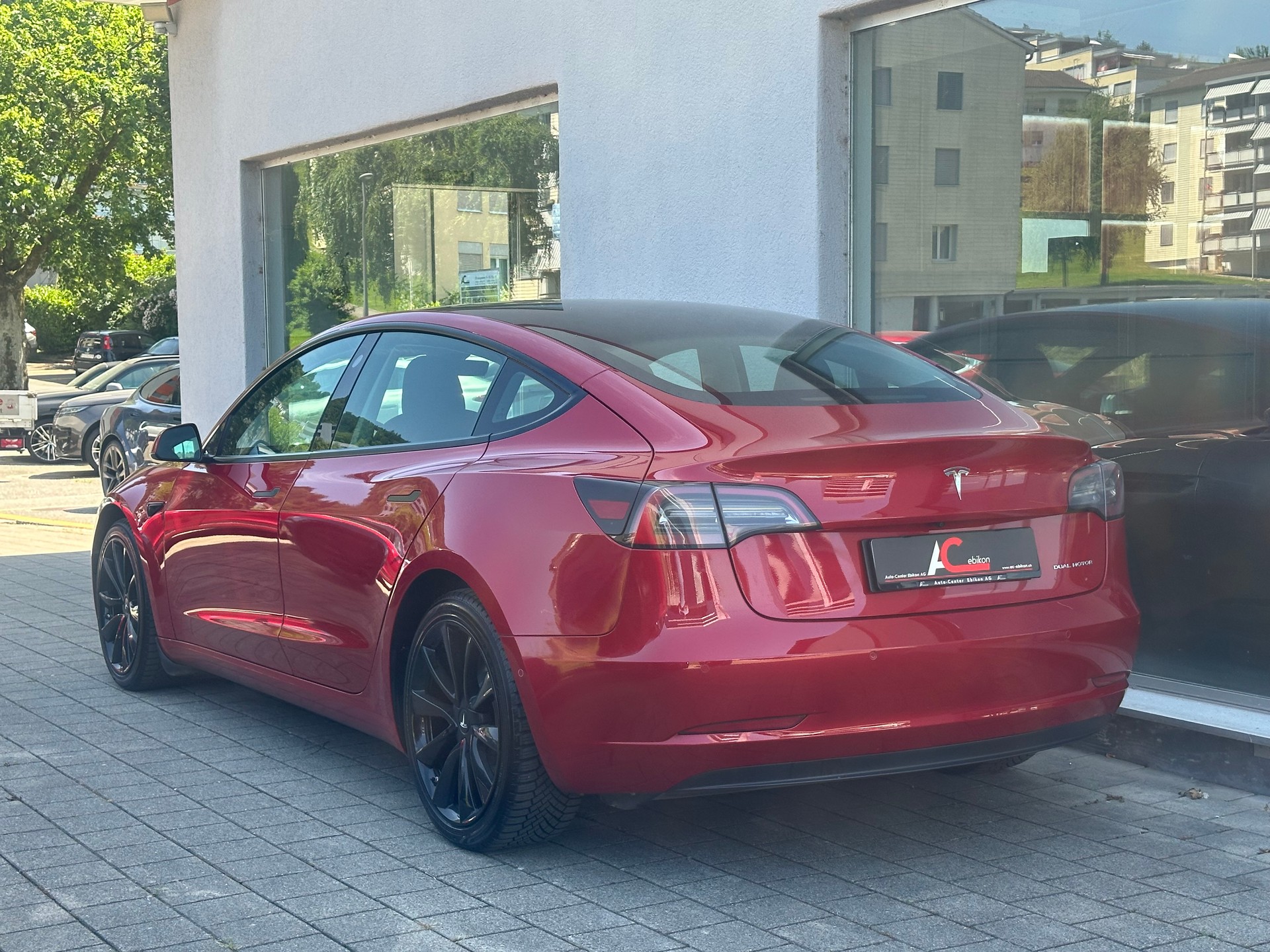 TESLA Model 3 Long Range Dual Motor AWD-showroom-element-1