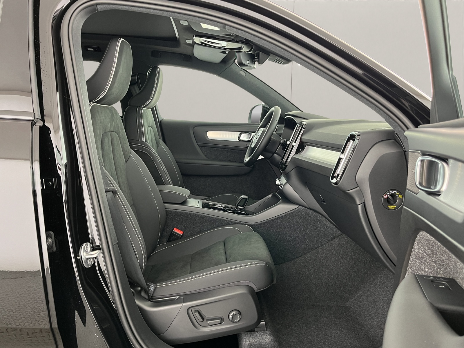 VOLVO XC40 2.0 B3 MH Plus Dark-image-11