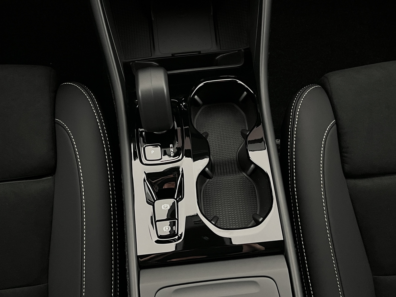 VOLVO XC40 2.0 B3 MH Plus Dark-image-14