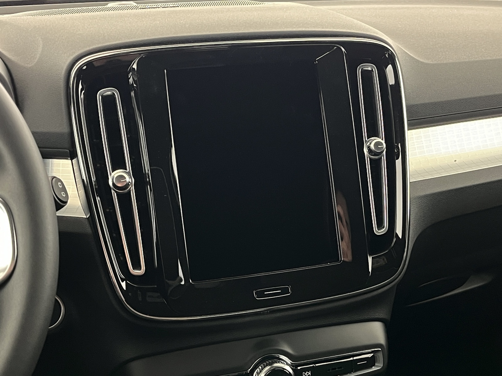 VOLVO XC40 2.0 B3 MH Plus Dark-image-15