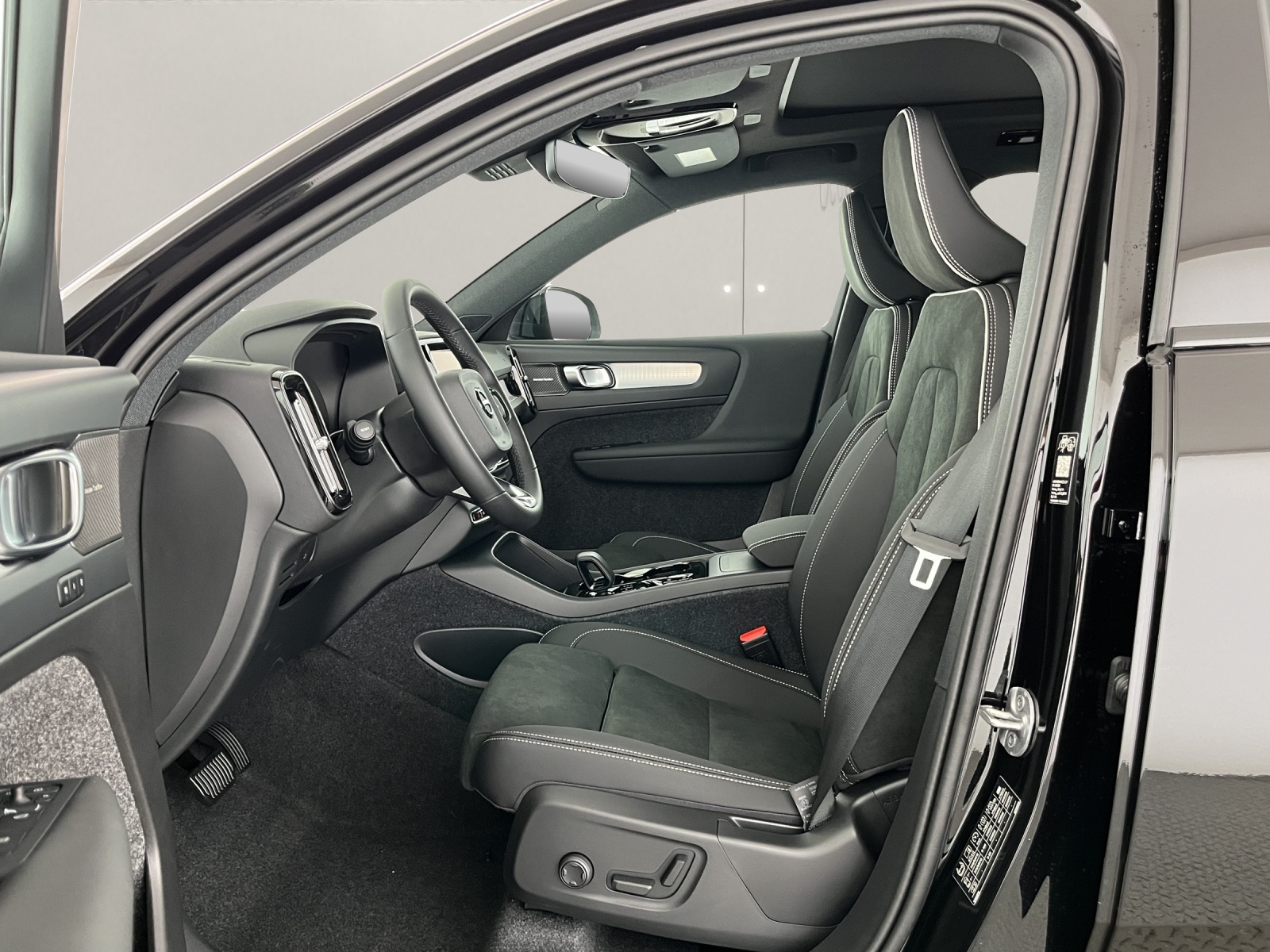 VOLVO XC40 2.0 B3 MH Plus Dark-image-8