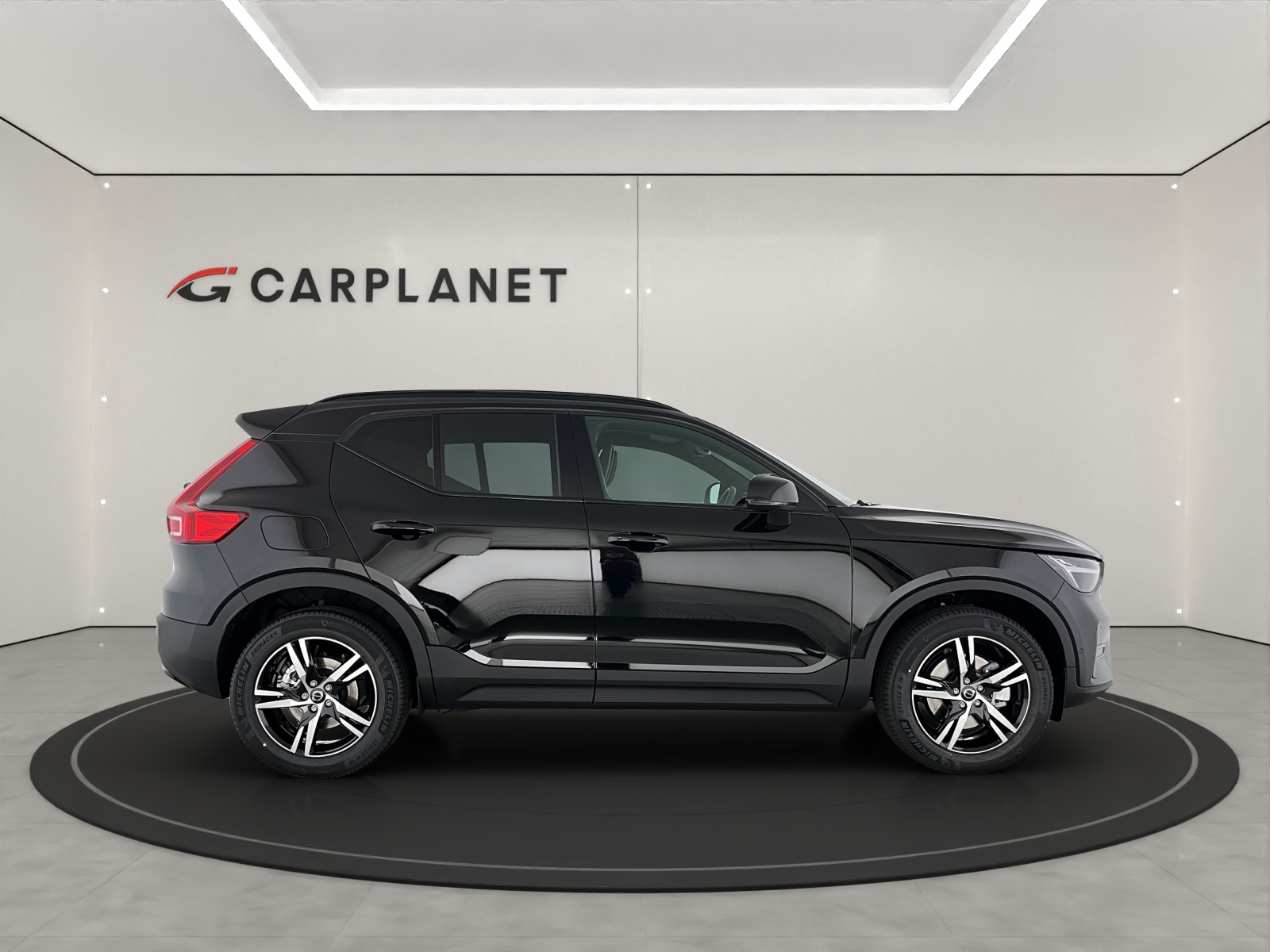 VOLVO XC40 2.0 B3 MH Plus Dark-image-3