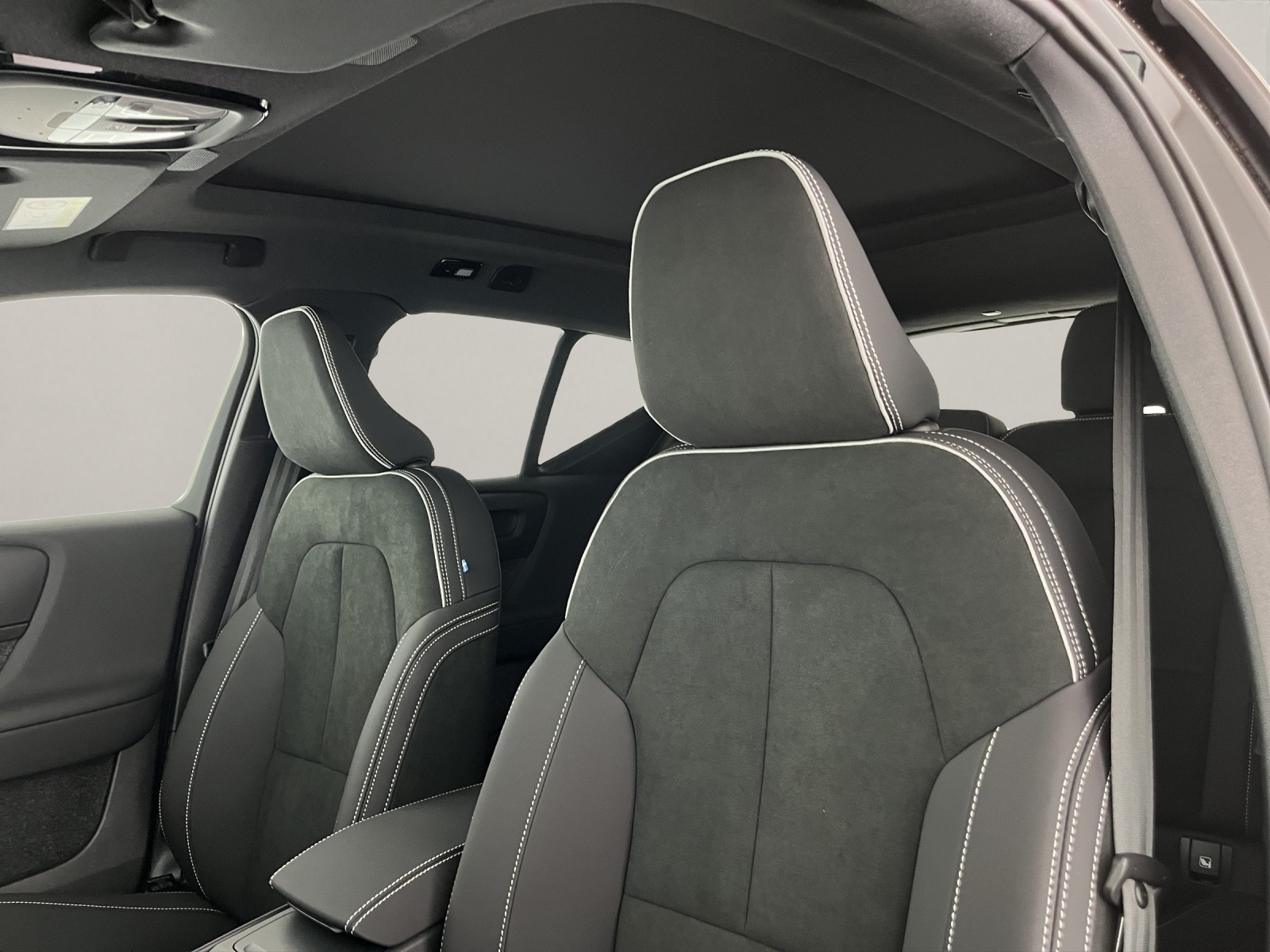VOLVO XC40 2.0 B3 MH Plus Dark-image-12