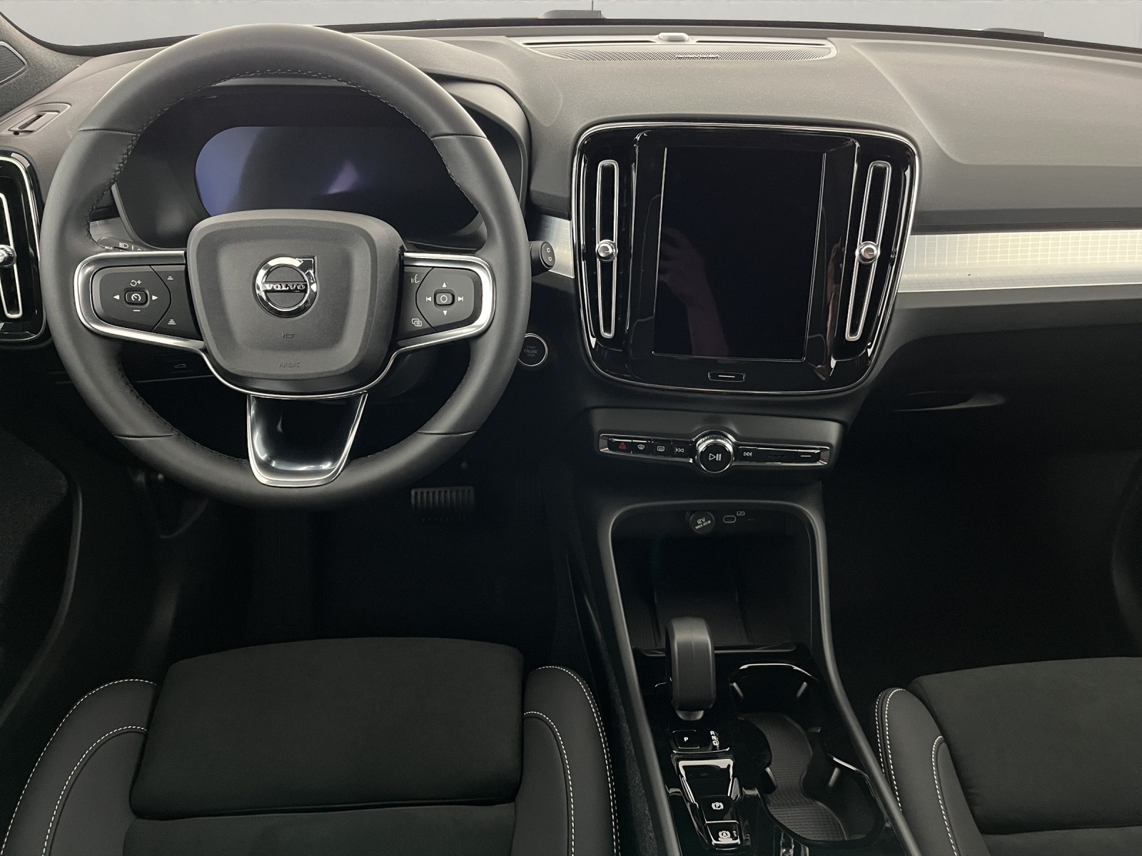 VOLVO XC40 2.0 B3 MH Plus Dark-image-9