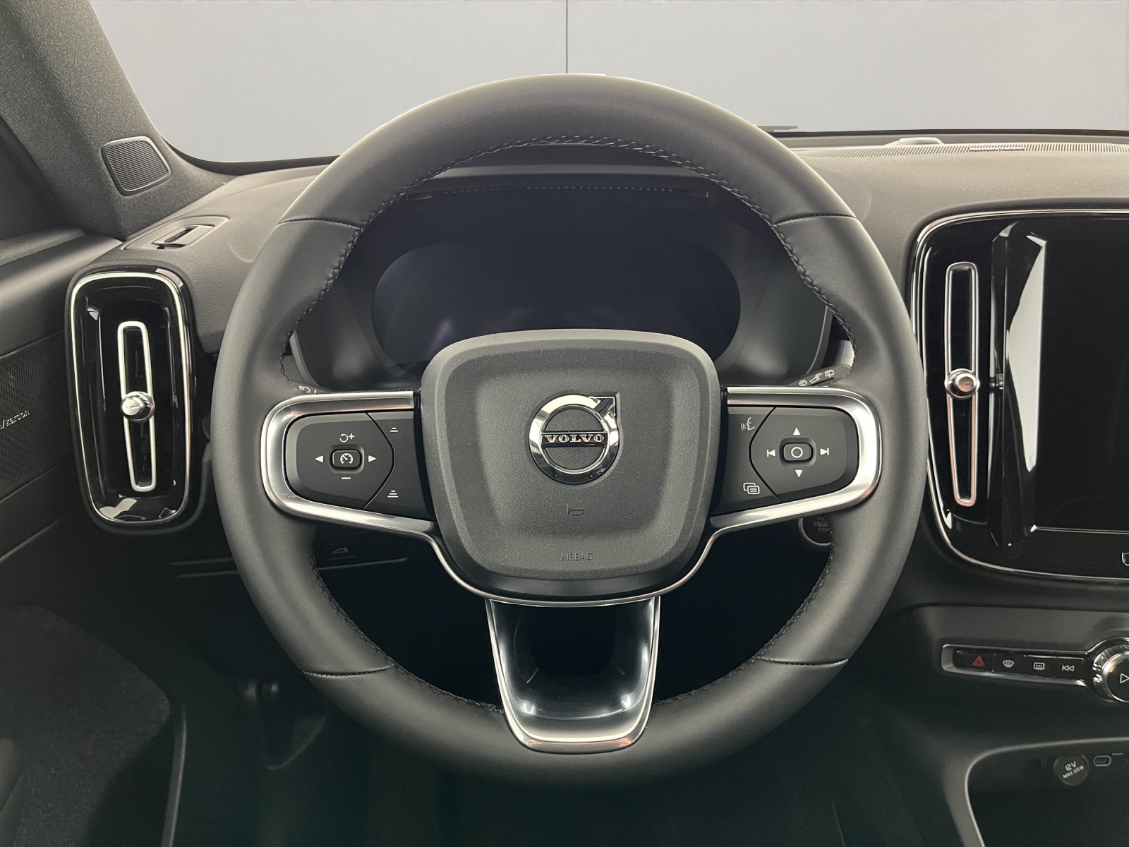 VOLVO XC40 2.0 B3 MH Plus Dark-image-10