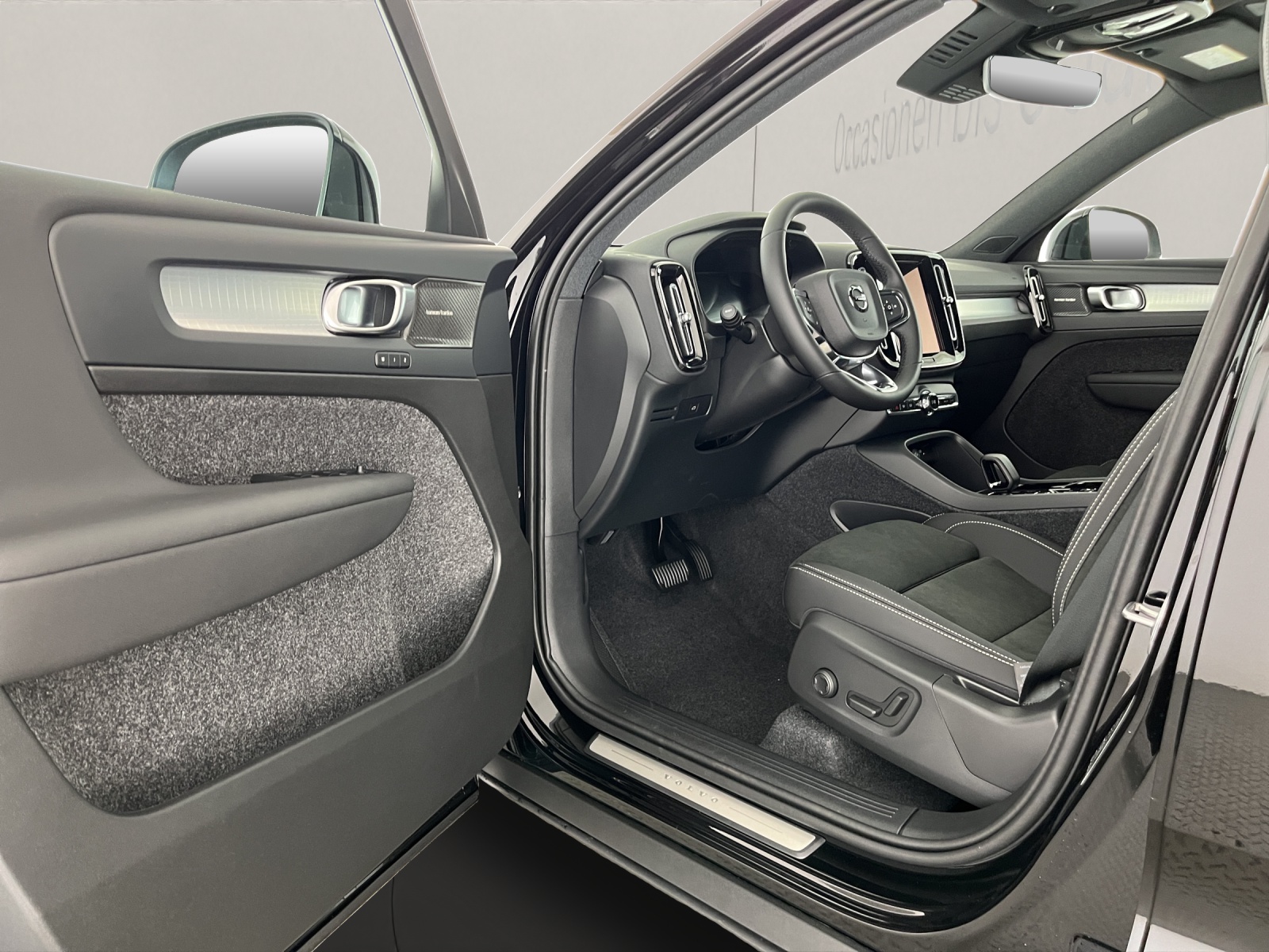 VOLVO XC40 2.0 B3 MH Plus Dark-image-7