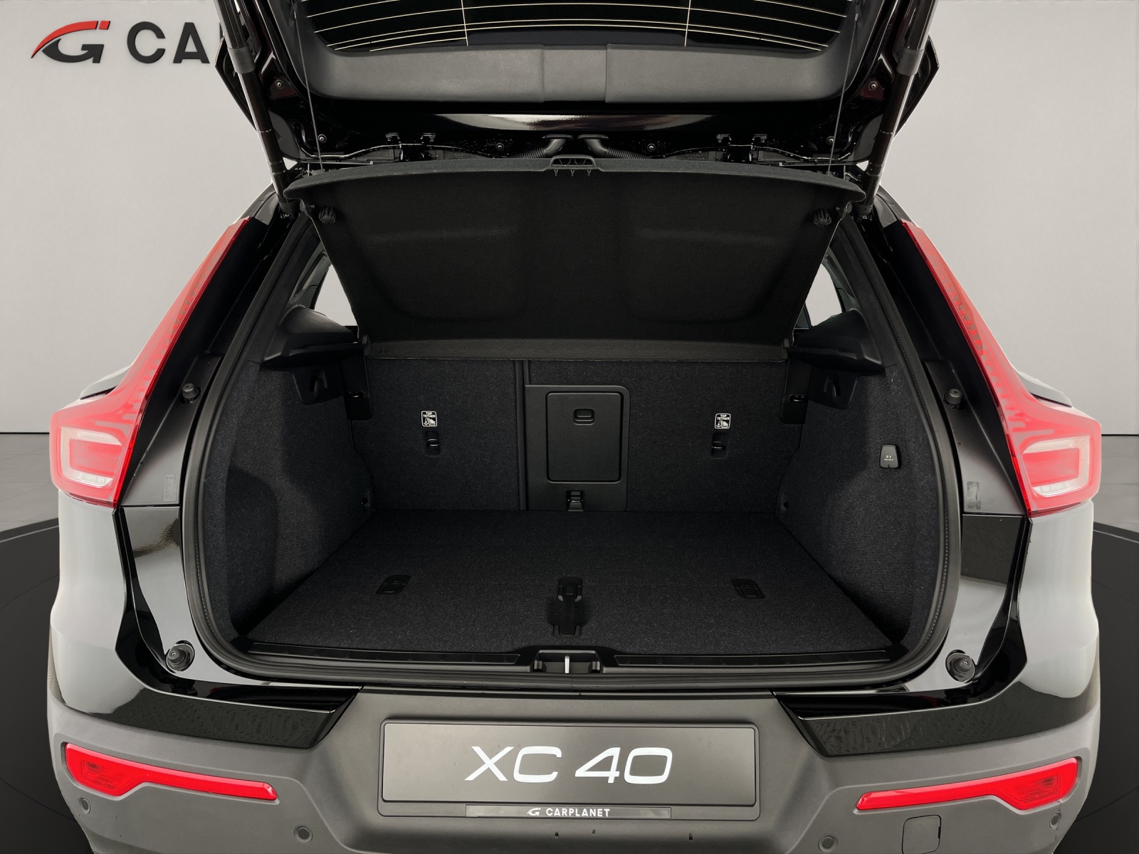 VOLVO XC40 2.0 B3 MH Plus Dark-image-5