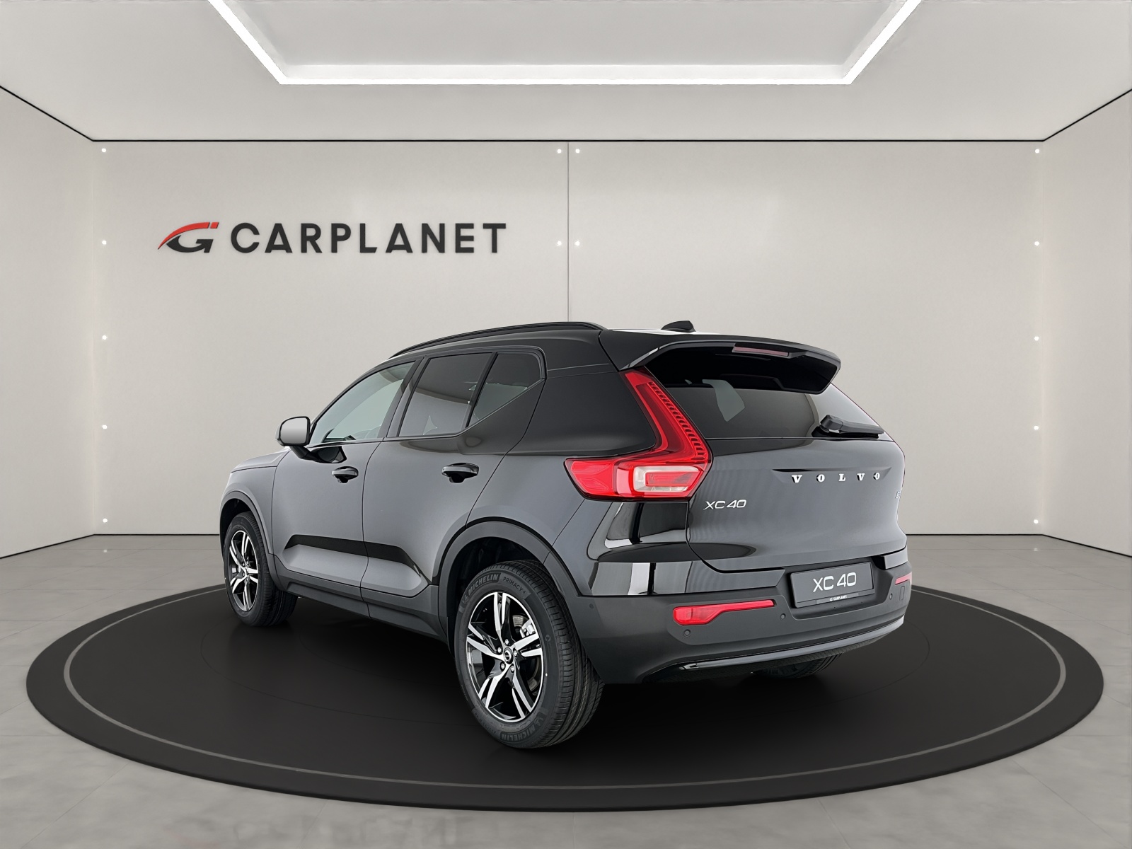 VOLVO XC40 2.0 B3 MH Plus Dark-image-2