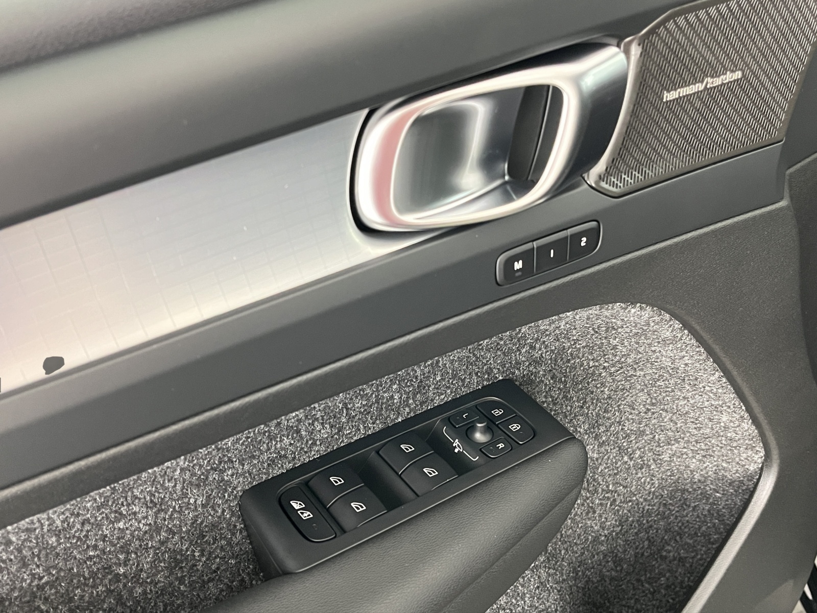 VOLVO XC40 2.0 B3 MH Plus Dark-image-16