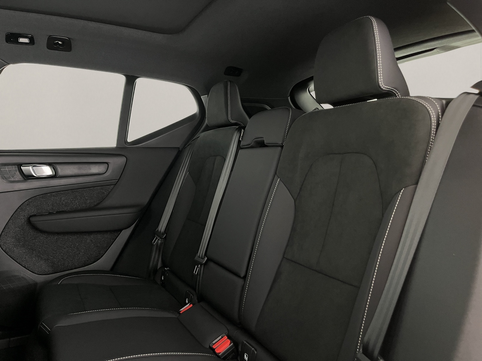 VOLVO XC40 2.0 B3 MH Plus Dark-image-13