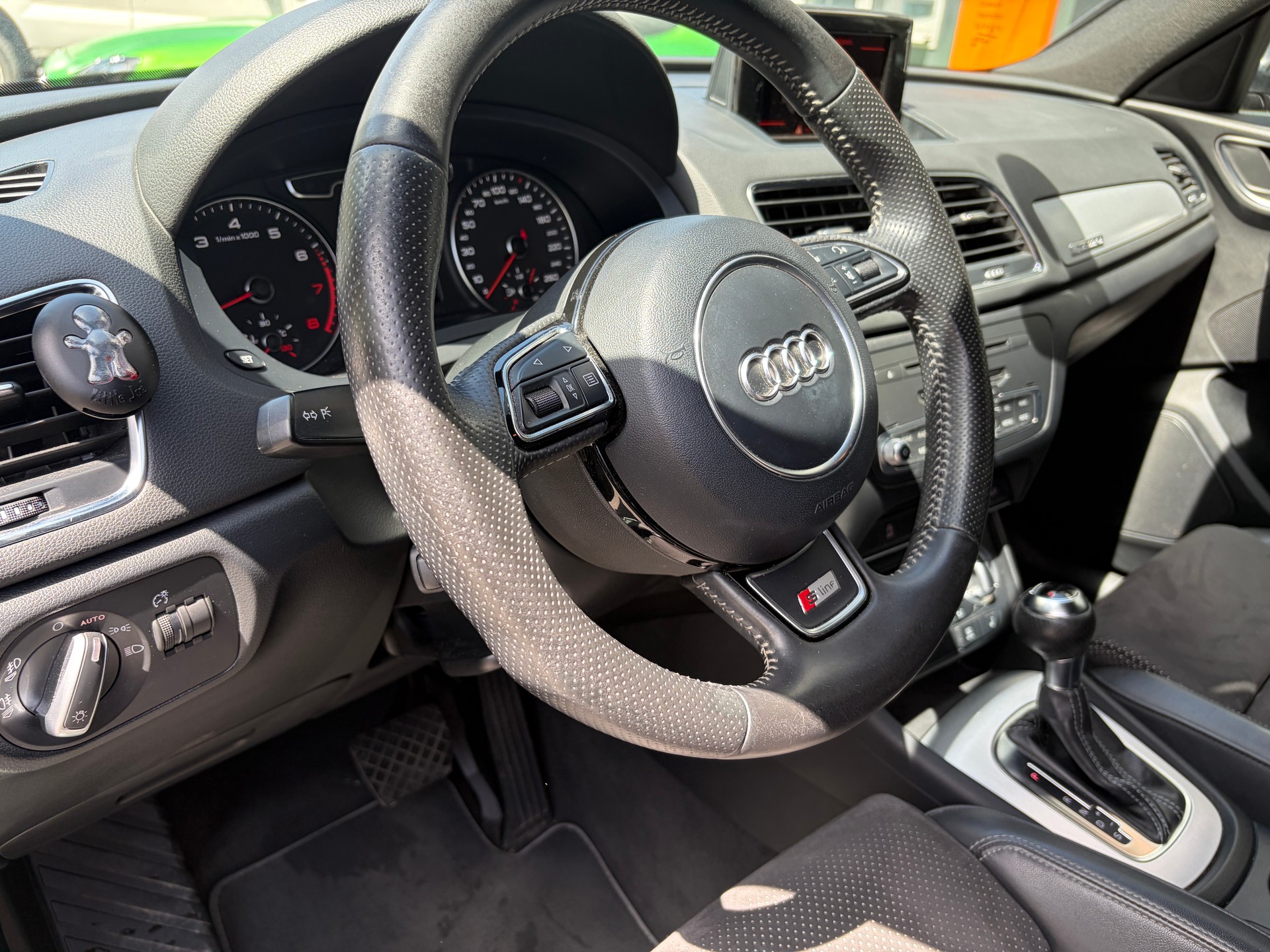 AUDI Q3 2.0 TFSI quattro S-tronic S-Line-image-10