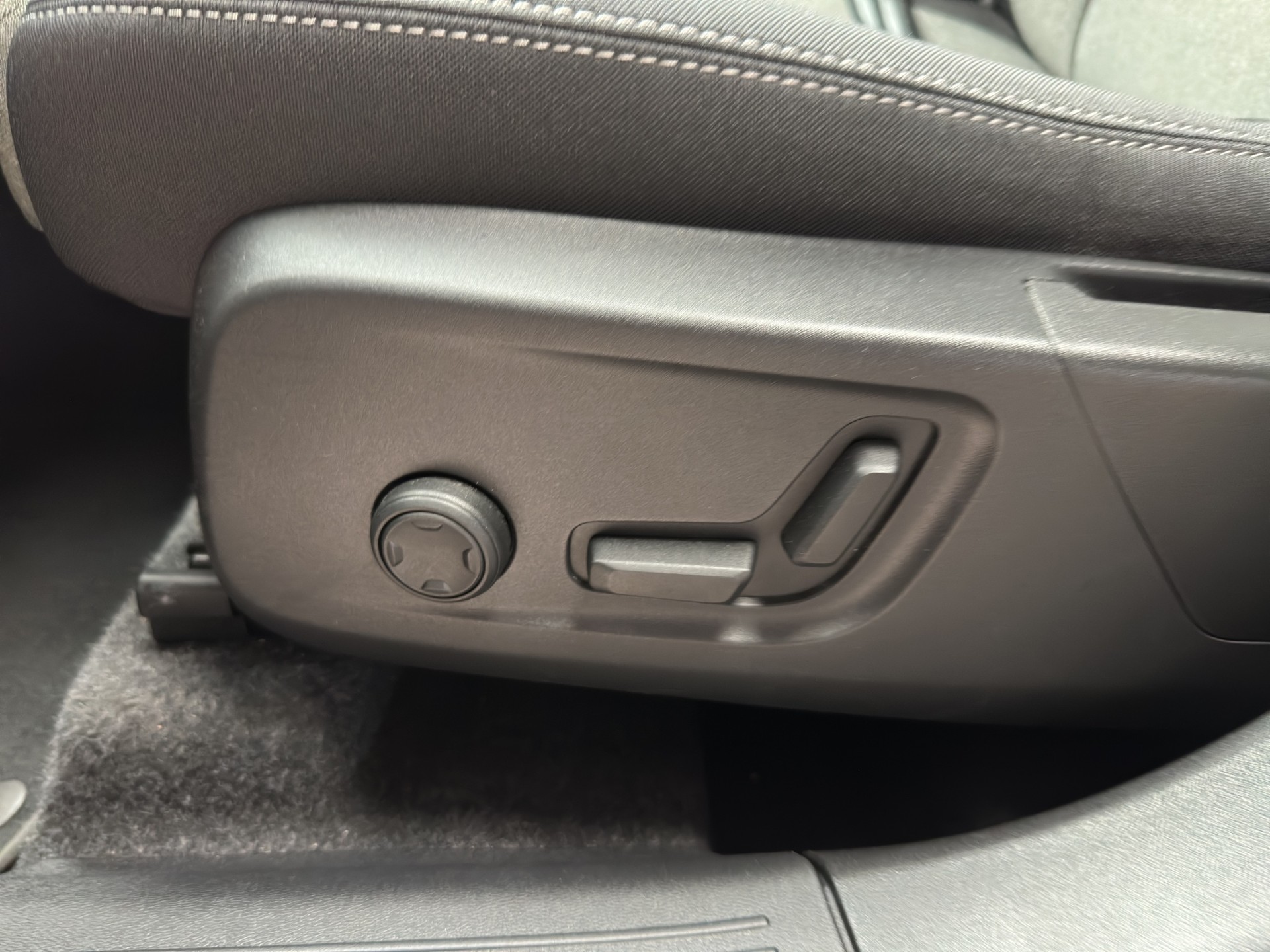 VOLVO XC40 B3 Benzin Mild Hybrid Plus Black Edition-image-9