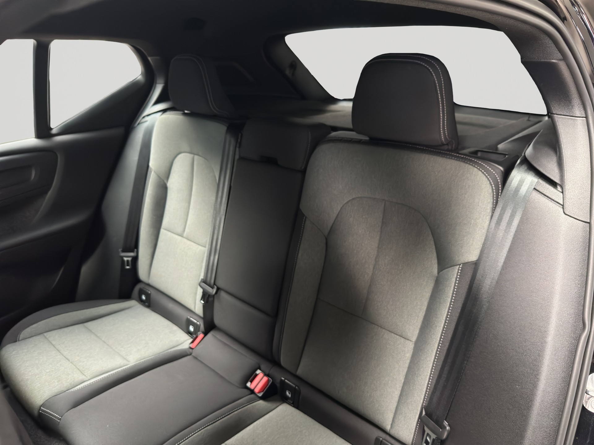 VOLVO XC40 B3 Benzin Mild Hybrid Plus Black Edition-image-7