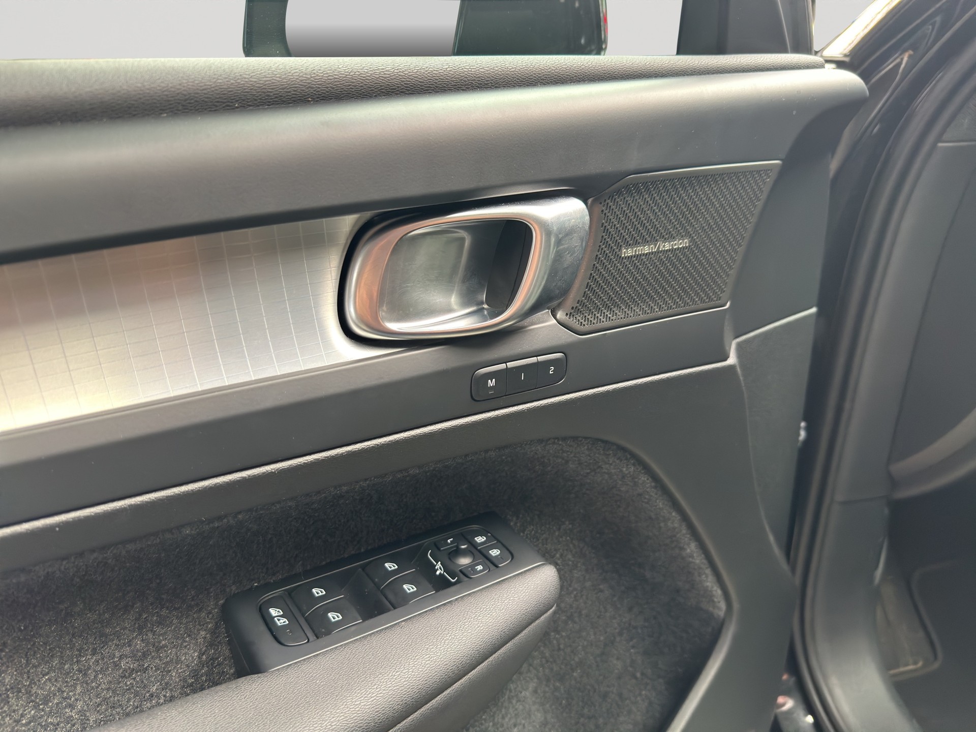 VOLVO XC40 B3 Benzin Mild Hybrid Plus Black Edition-image-8
