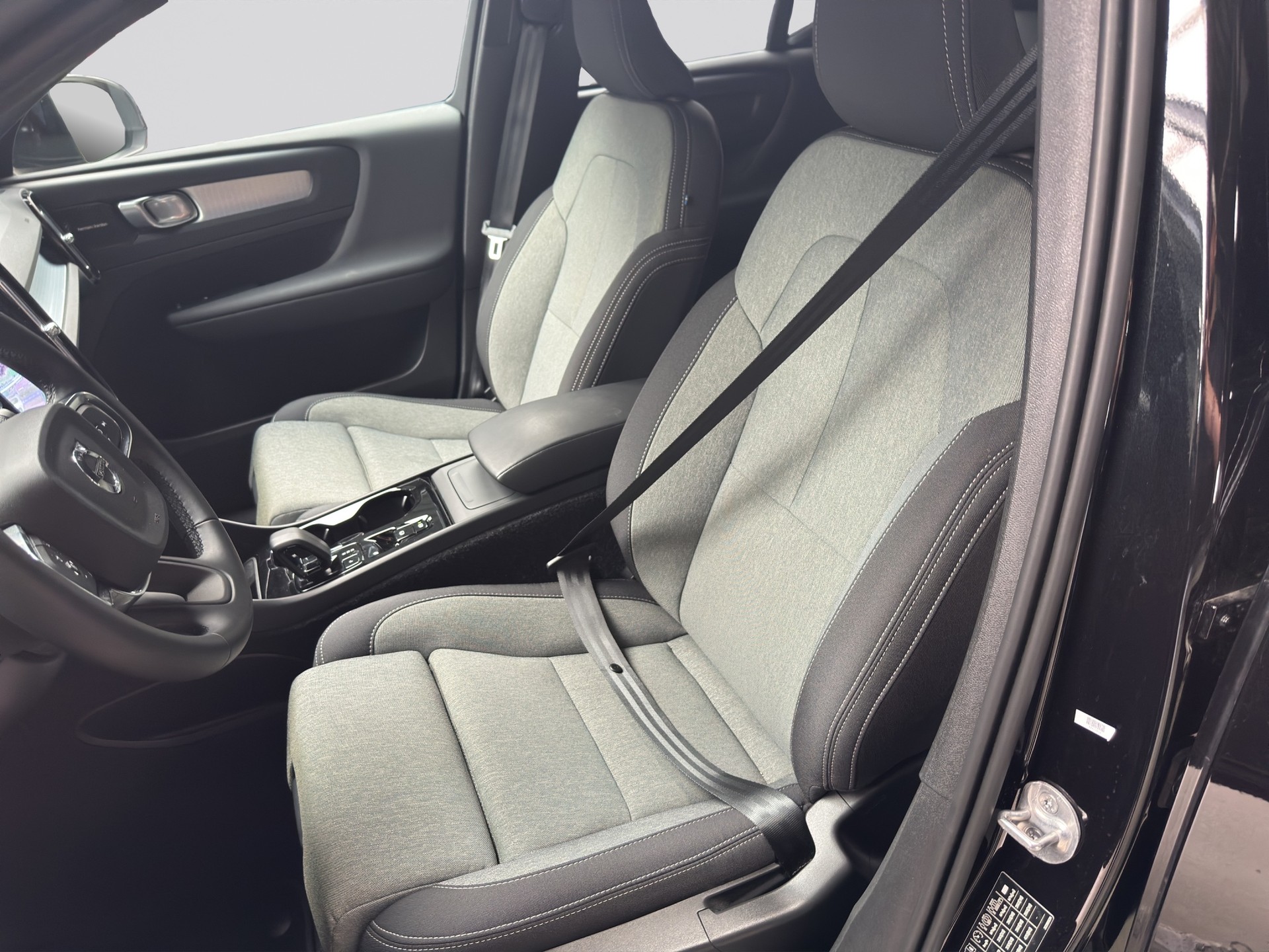 VOLVO XC40 B3 Benzin Mild Hybrid Plus Black Edition-image-5