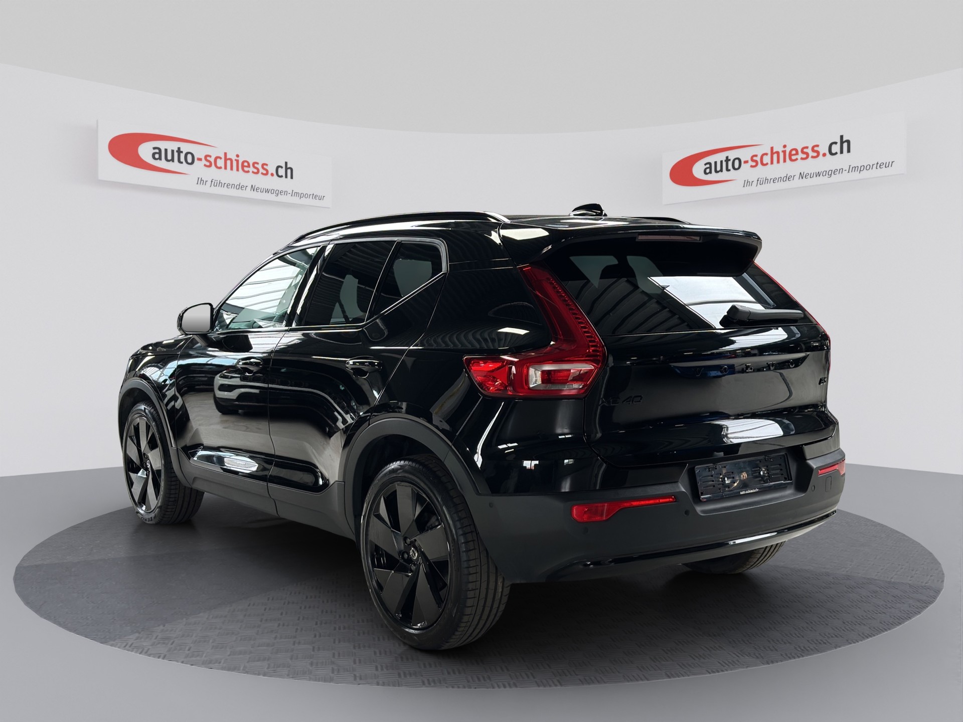 VOLVO XC40 B3 Benzin Mild Hybrid Plus Black Edition-image-2