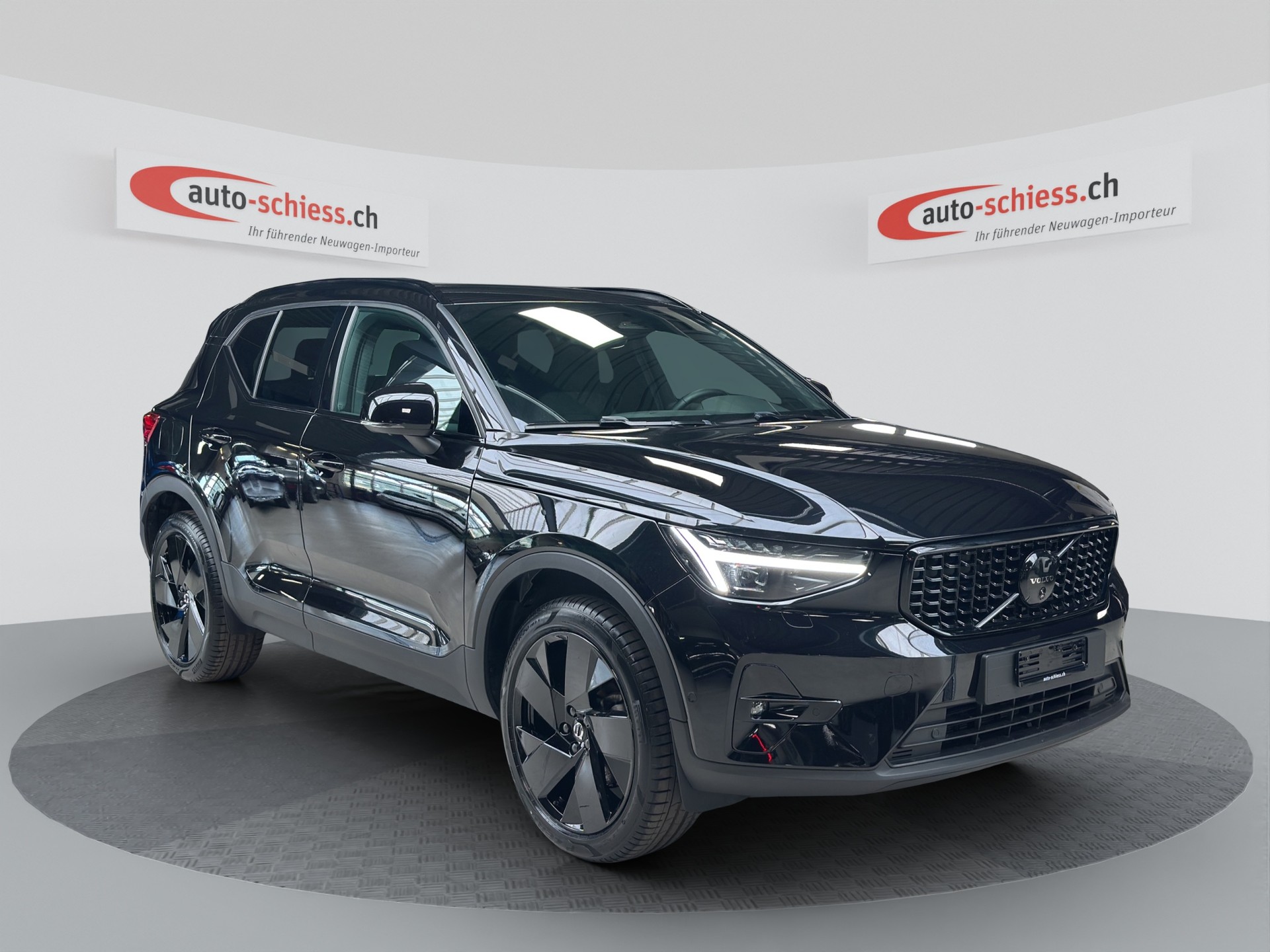 VOLVO XC40 B3 Benzin Mild Hybrid Plus Black Edition-image-0