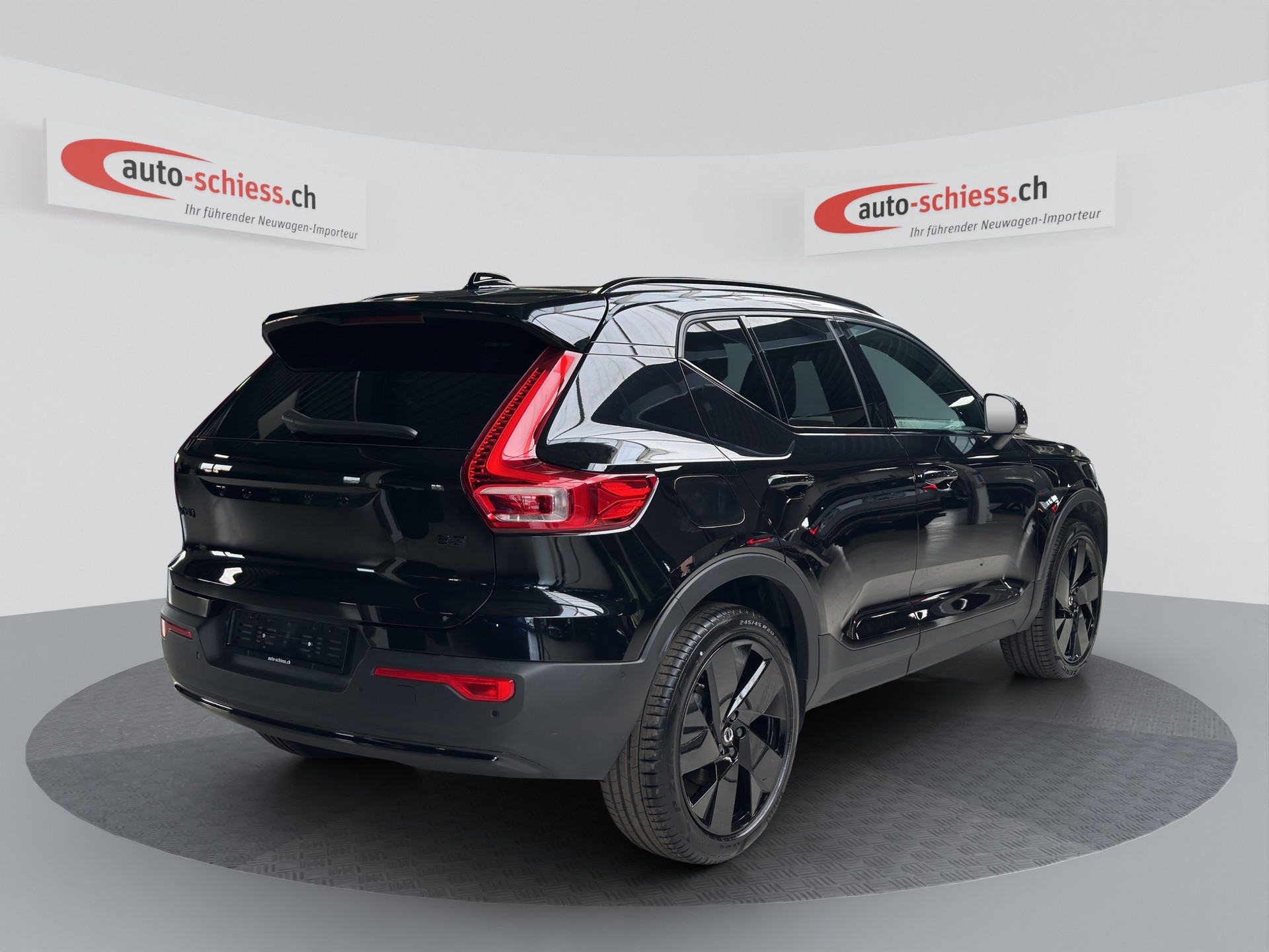VOLVO XC40 B3 Benzin Mild Hybrid Plus Black Edition-image-4