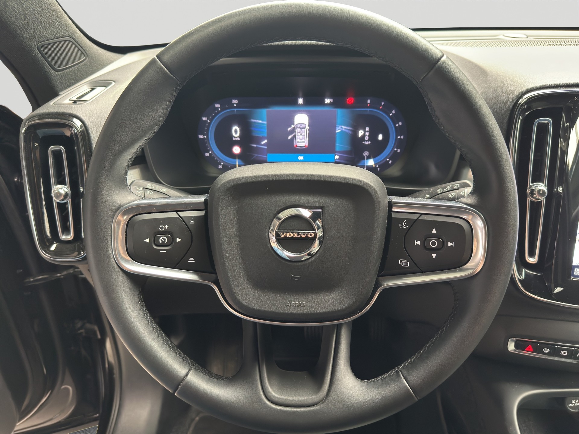 VOLVO XC40 B3 Benzin Mild Hybrid Plus Black Edition-image-10