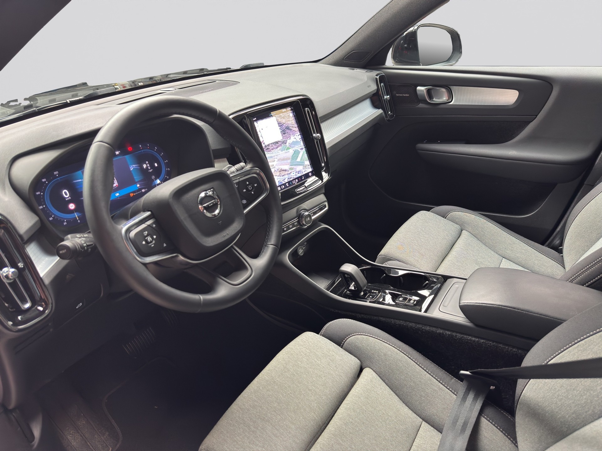 VOLVO XC40 B3 Benzin Mild Hybrid Plus Black Edition-image-6