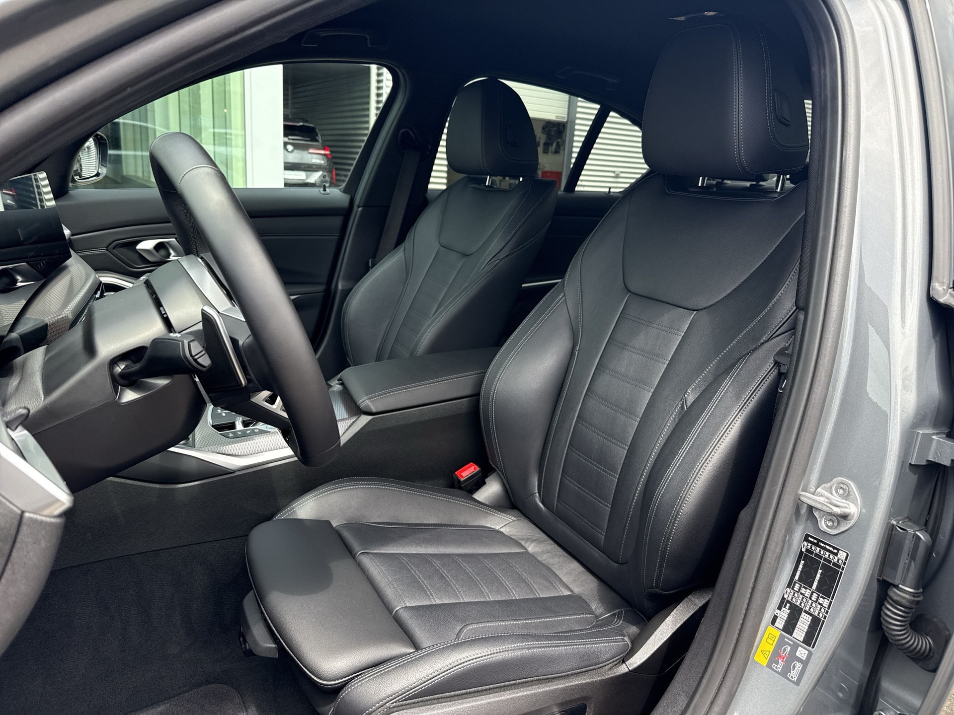 BMW 330e xDrive Steptronic M Sport-image-9