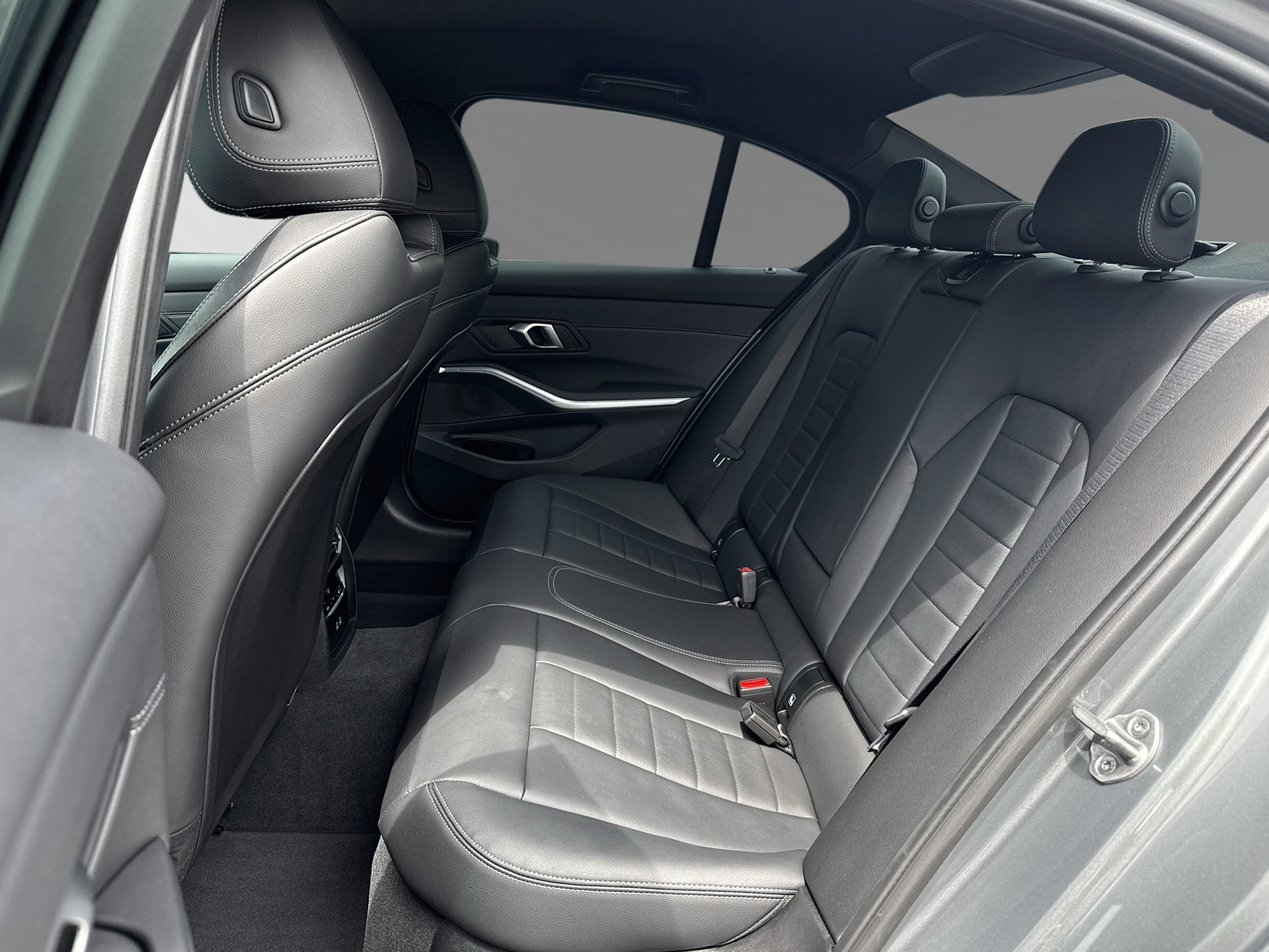 BMW 330e xDrive Steptronic M Sport-image-6