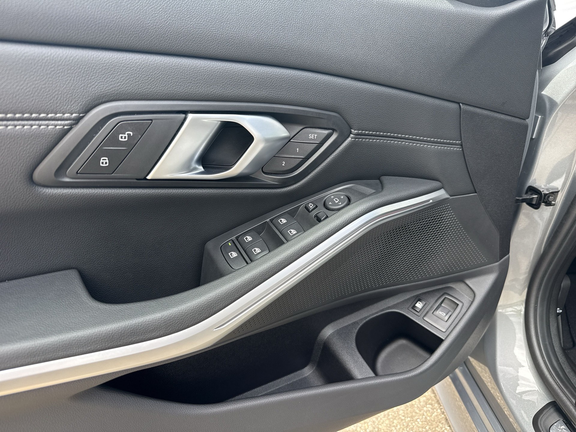 BMW 330e xDrive Steptronic M Sport-image-16