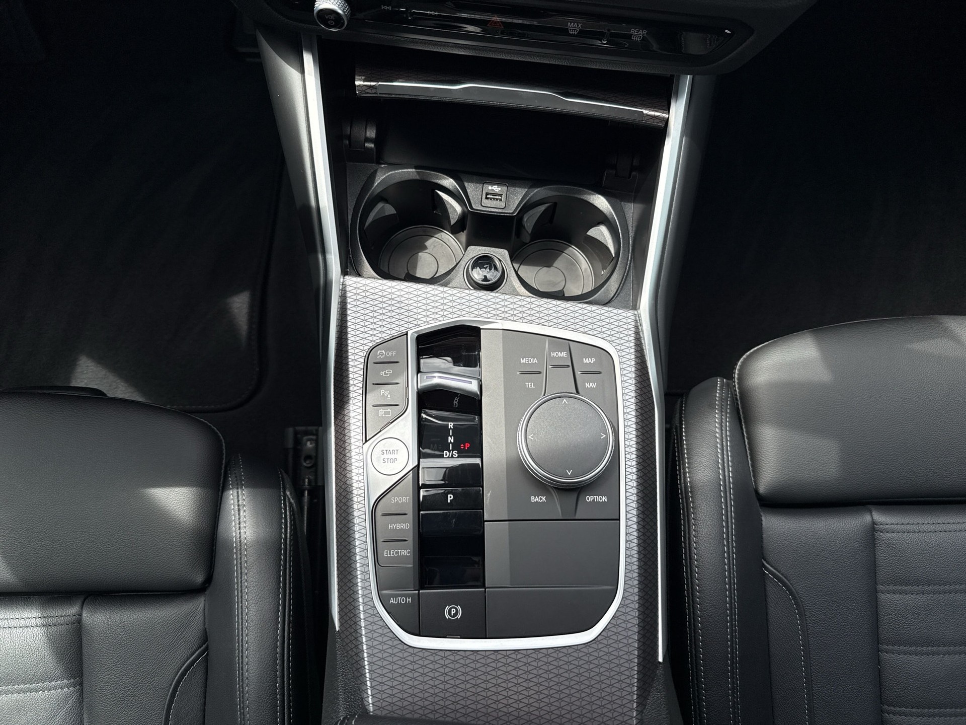 BMW 330e xDrive Steptronic M Sport-image-12
