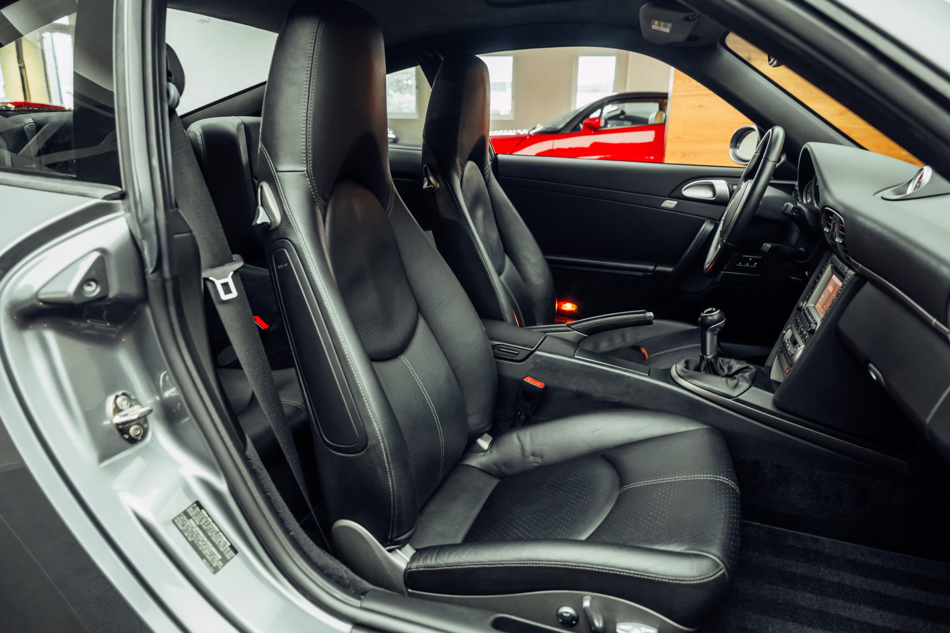 PORSCHE 911 Carrera-image-8