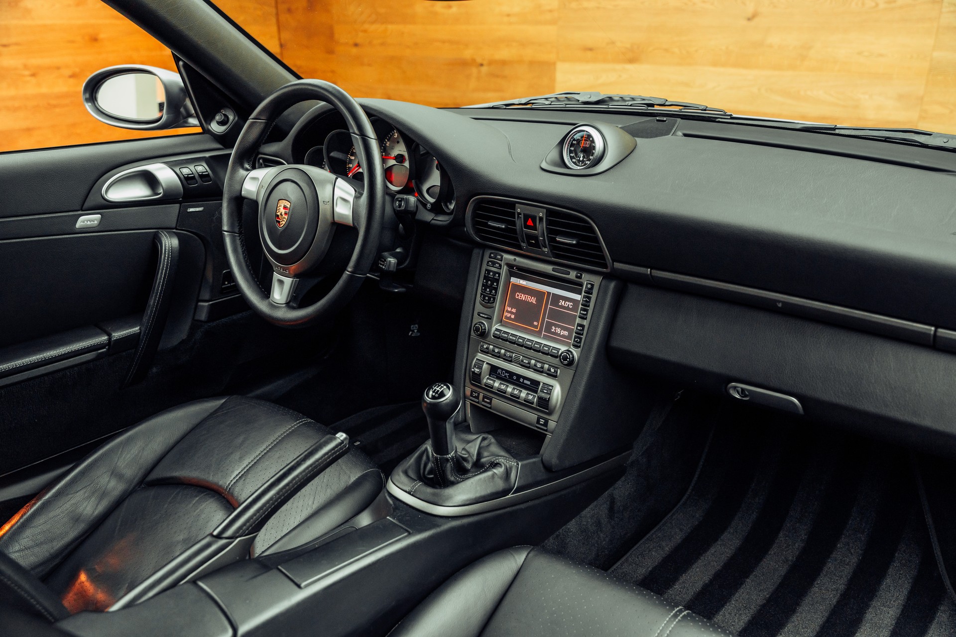 PORSCHE 911 Carrera-image-9